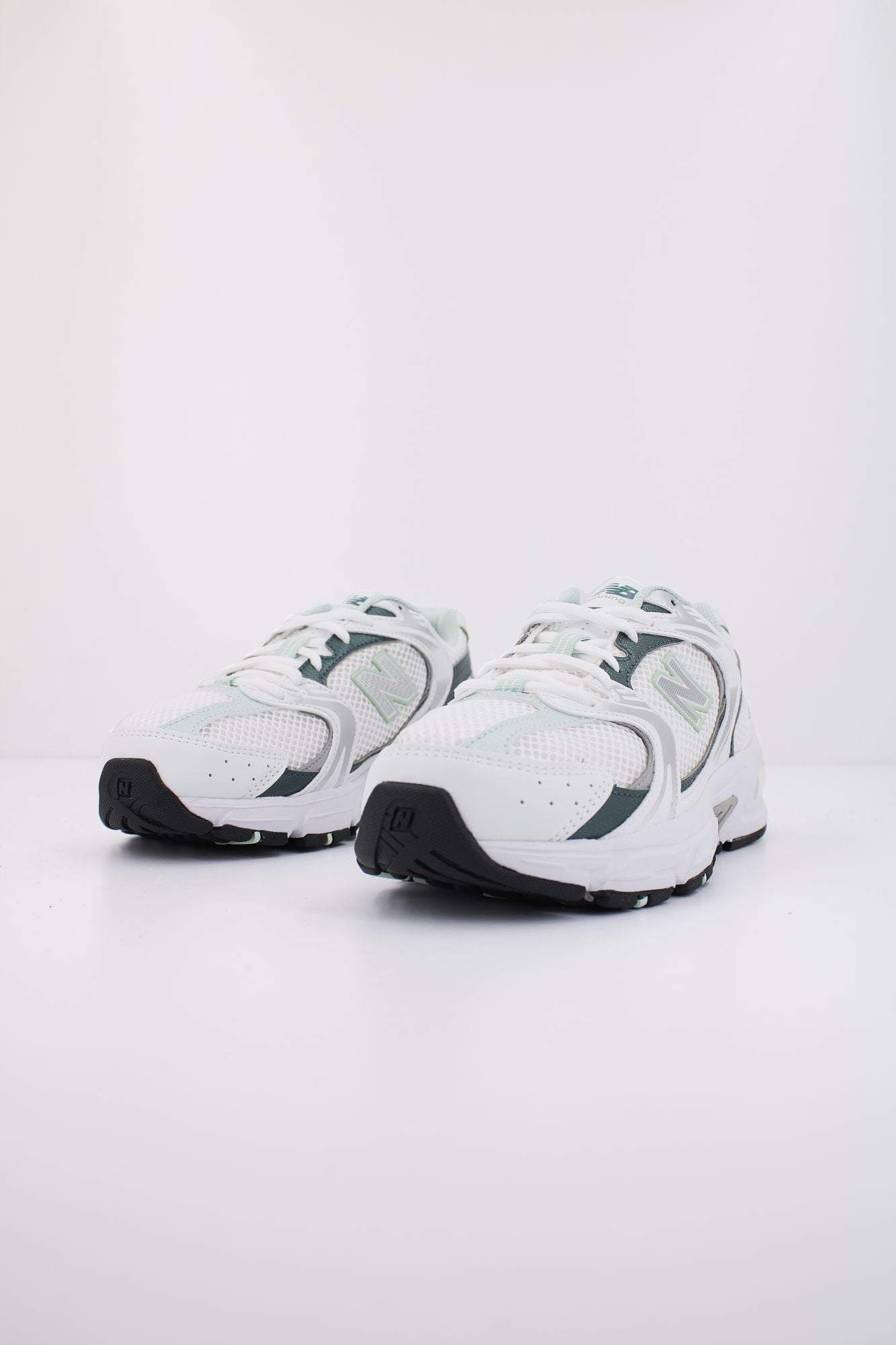 NEW BALANCE MR530 RB en color BLANCO (2)