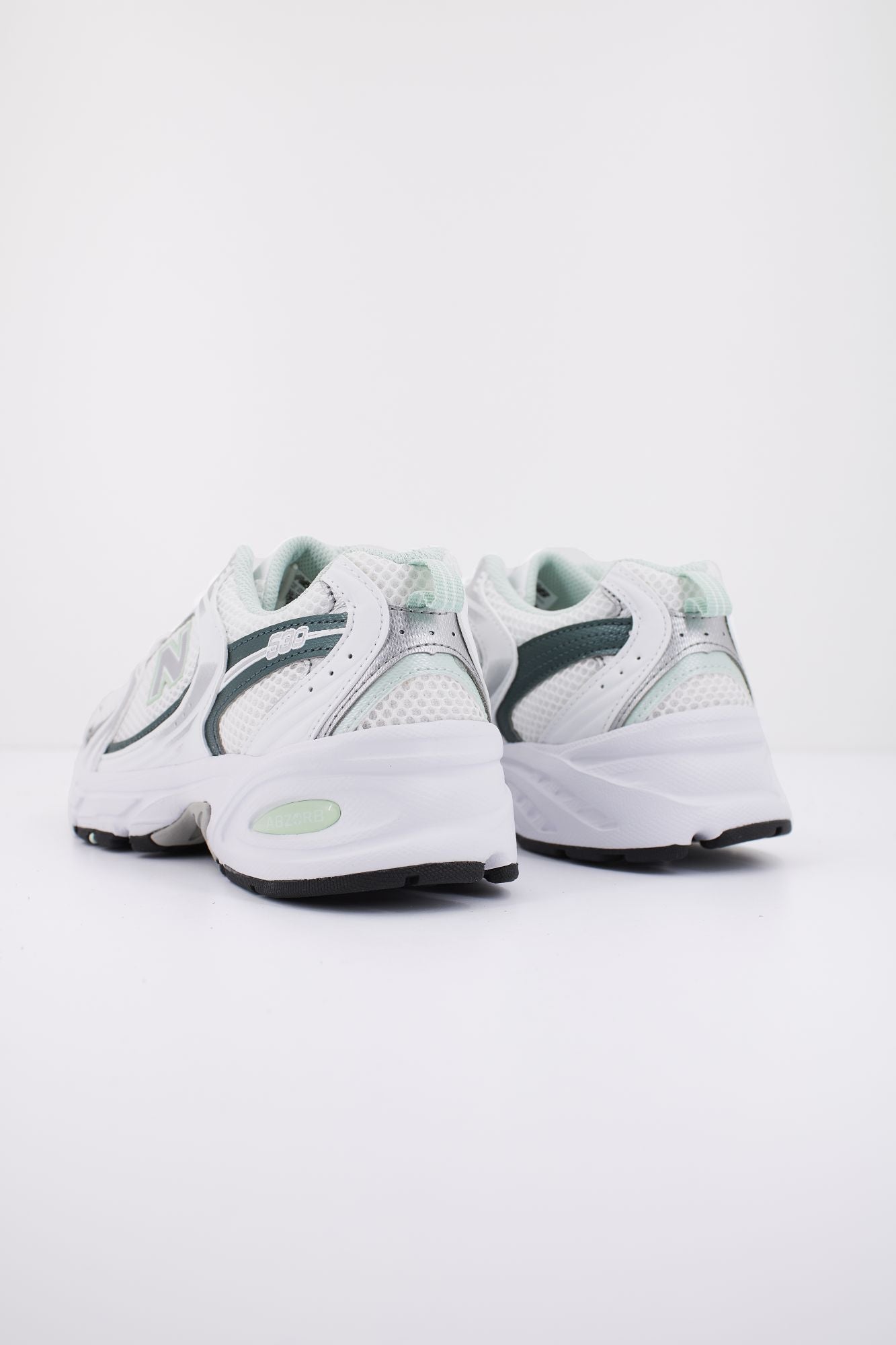 NEW BALANCE MR530 RB en color BLANCO (3)