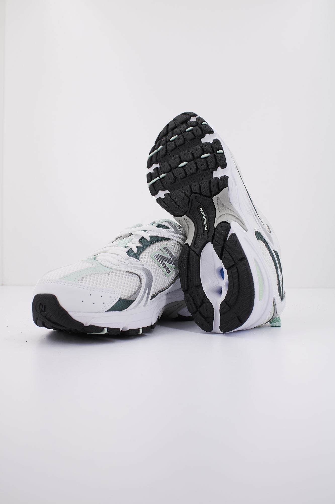 NEW BALANCE MR530 RB en color BLANCO (4)