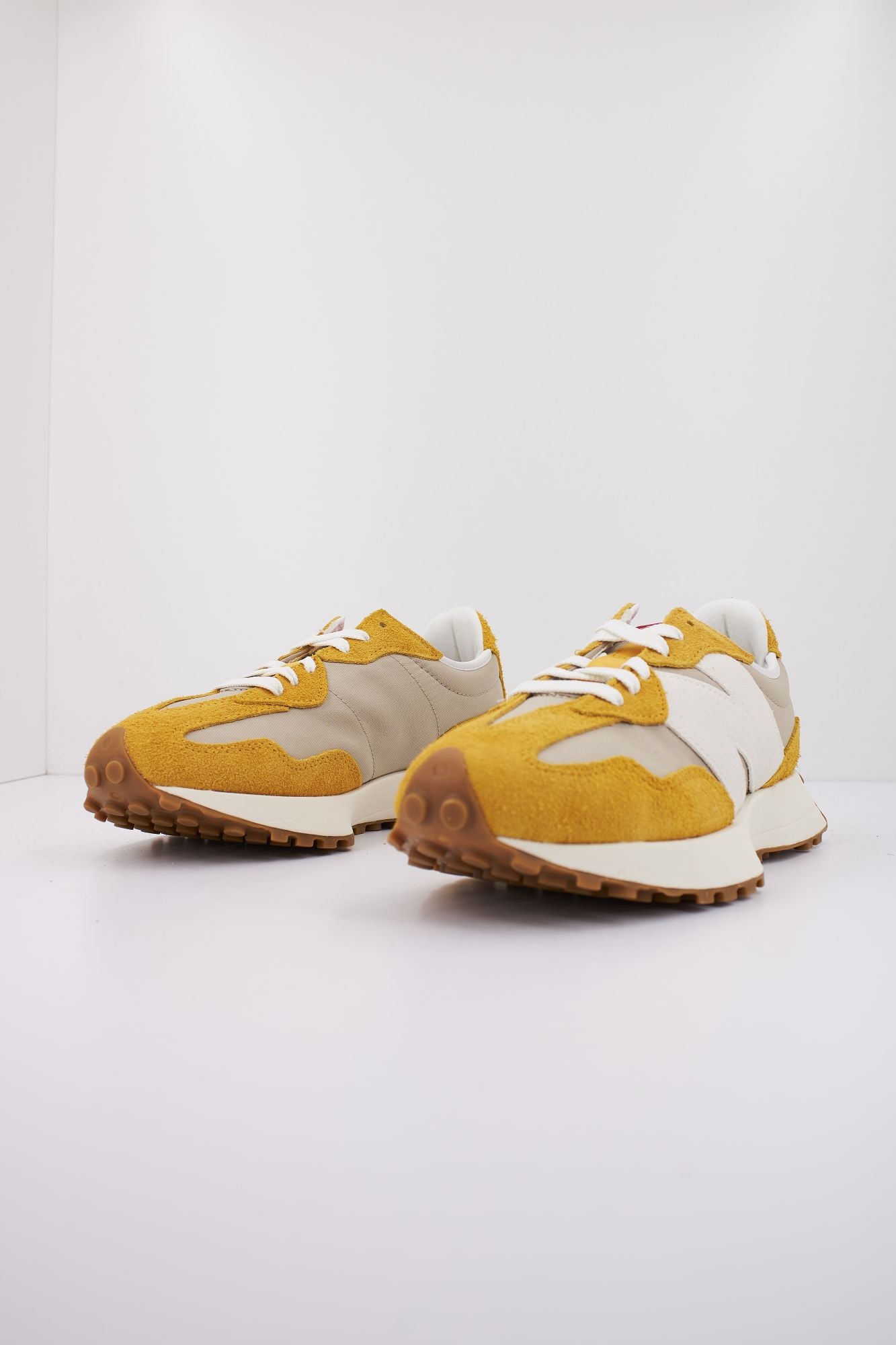 NEW BALANCE U327 SB en color AMARILLO (2)