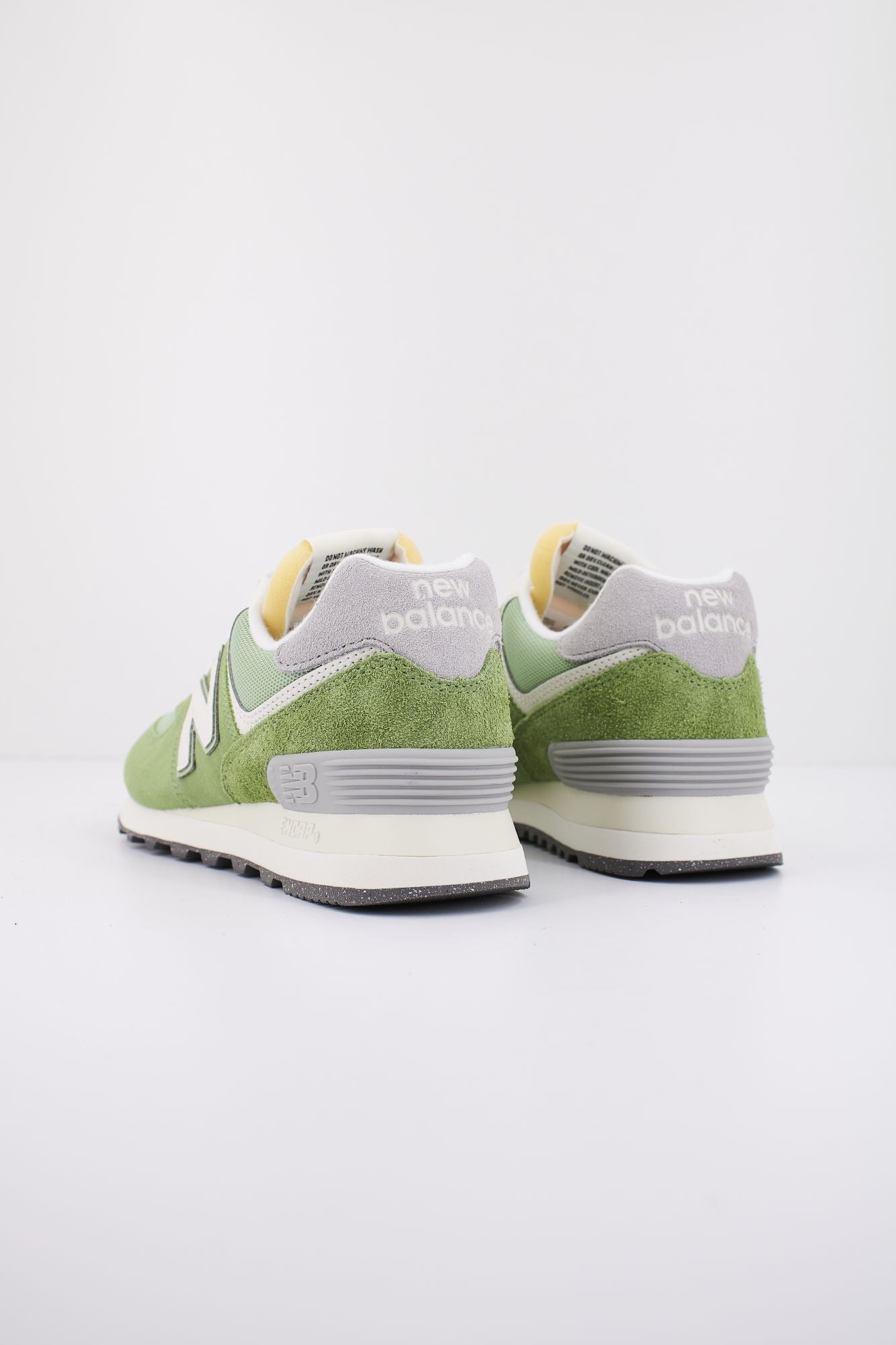 NEW BALANCE U574 RCC en color VERDE (3)