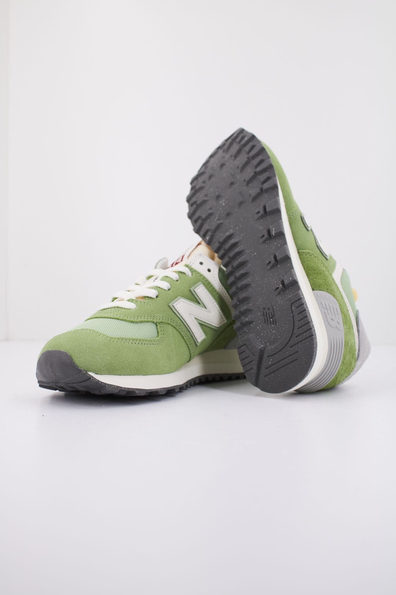 NEW BALANCE U574 RCC en color VERDE (4)