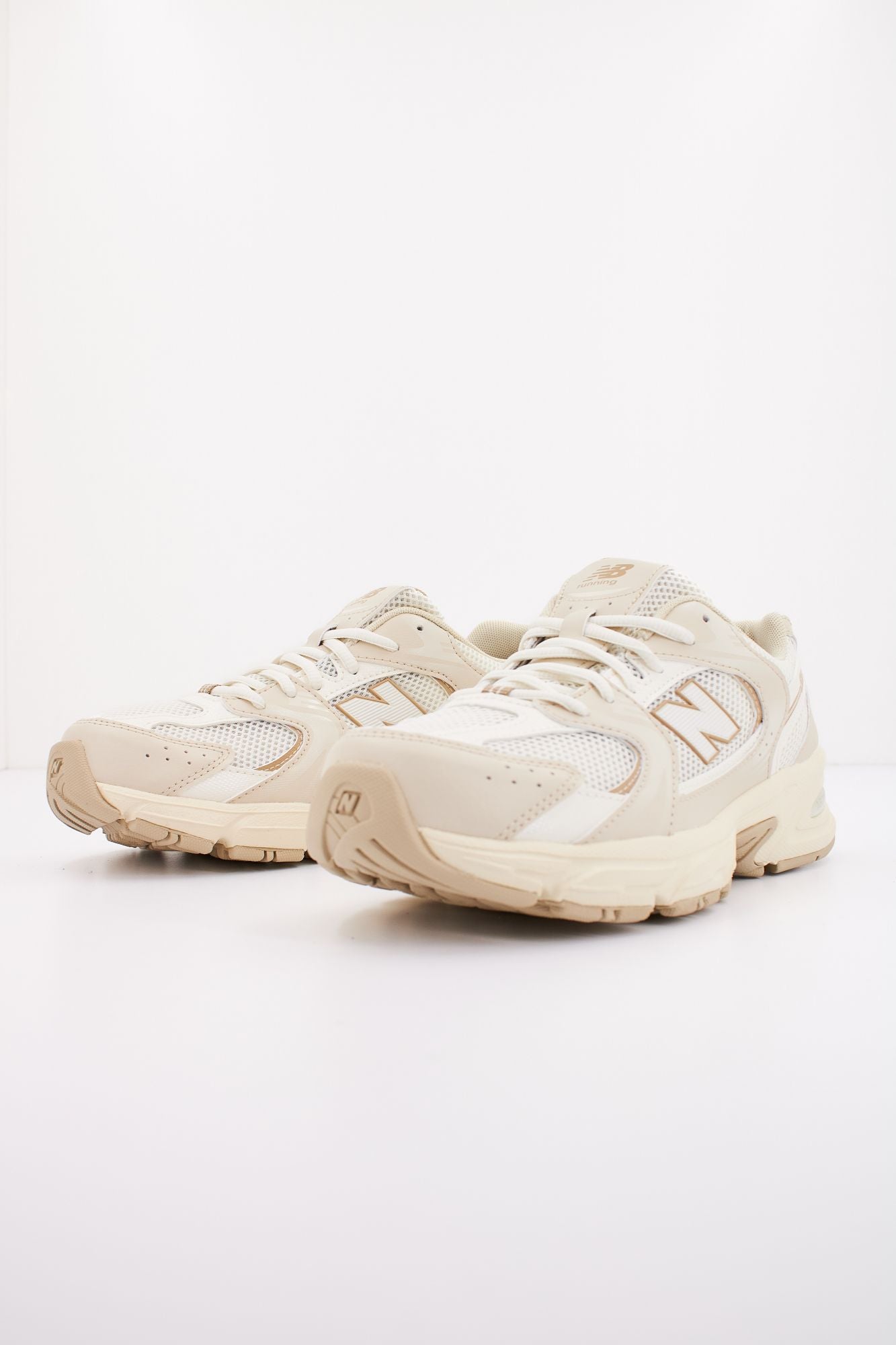 NEW BALANCE GR530 en color BEIS (2)