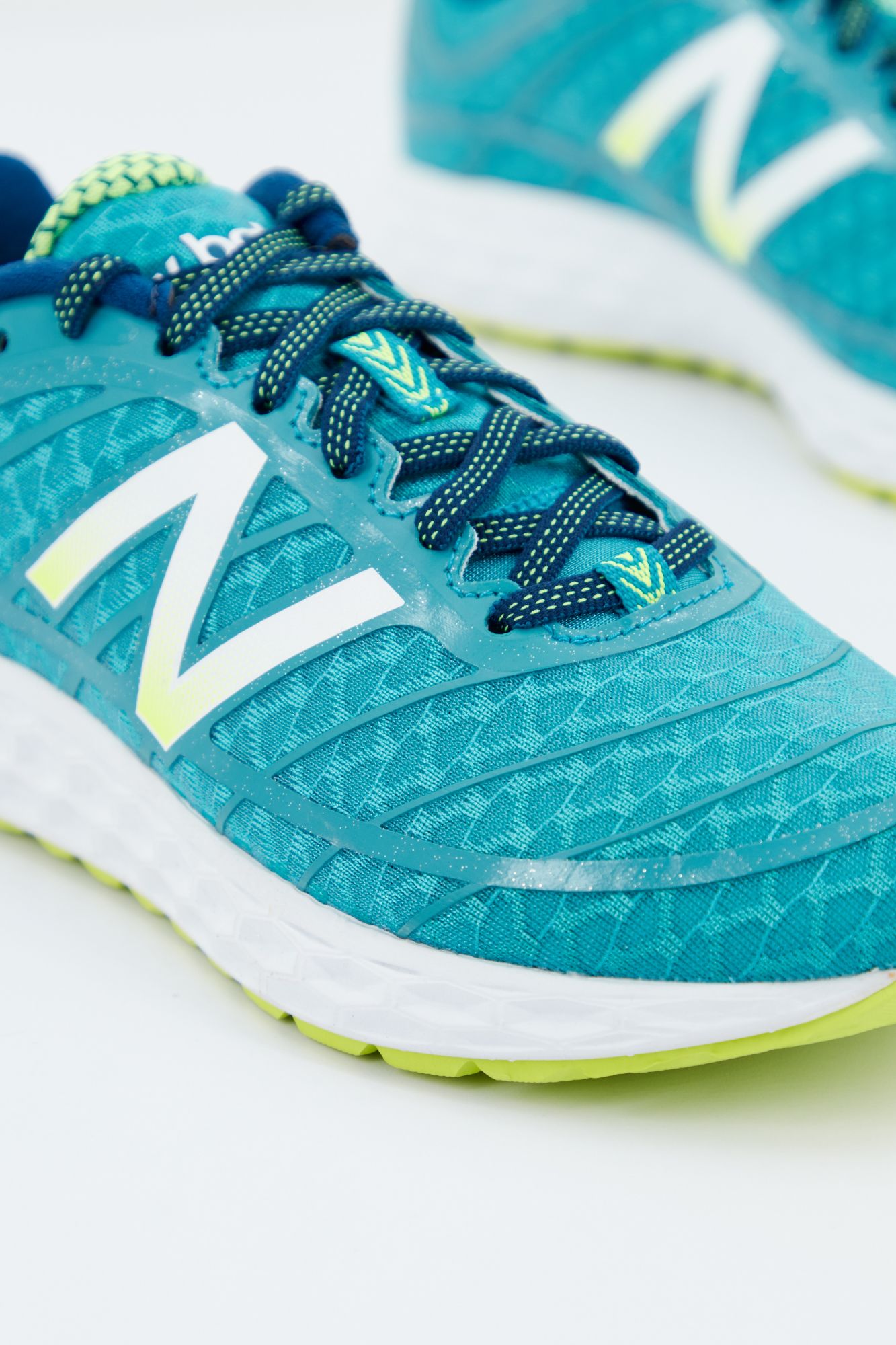 NEW BALANCE W980 BB2 en color VERDE (2)