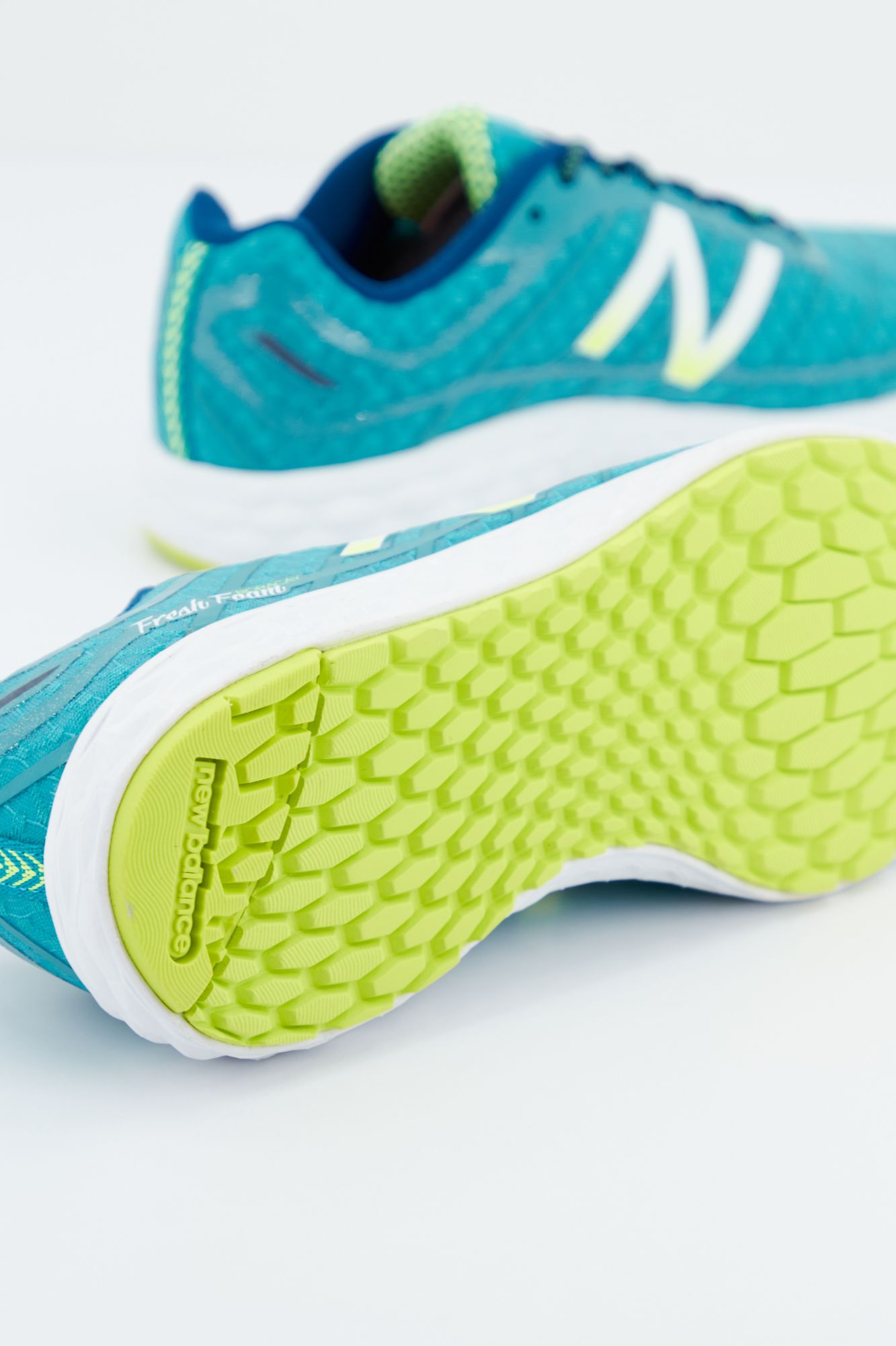 NEW BALANCE W980 BB2 en color VERDE (4)