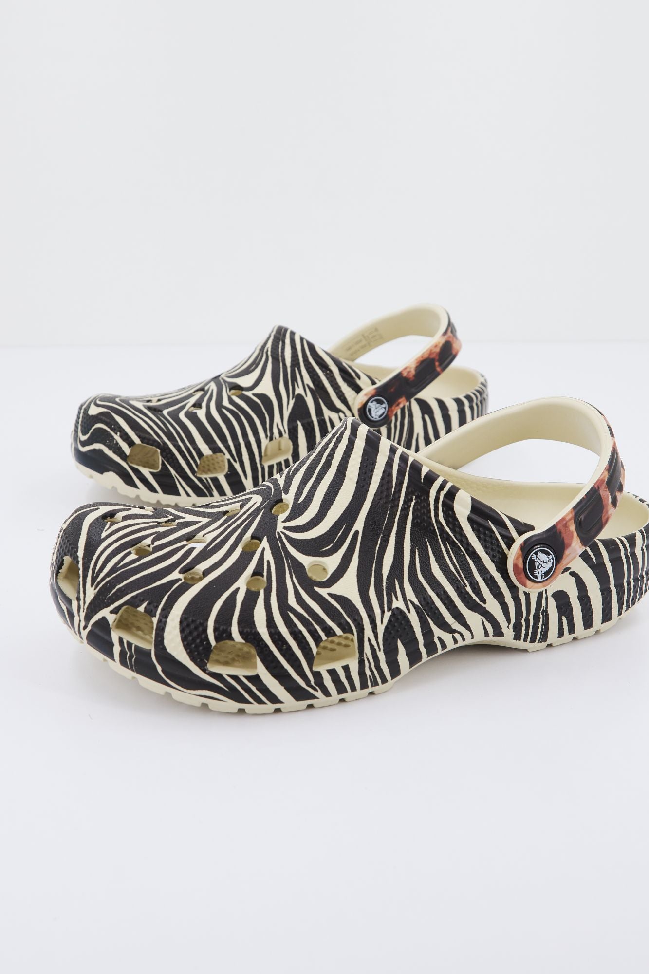 CROCS CLASSIC ANIMAL REMIX CLOG en color ANIMAL PRINT (1)