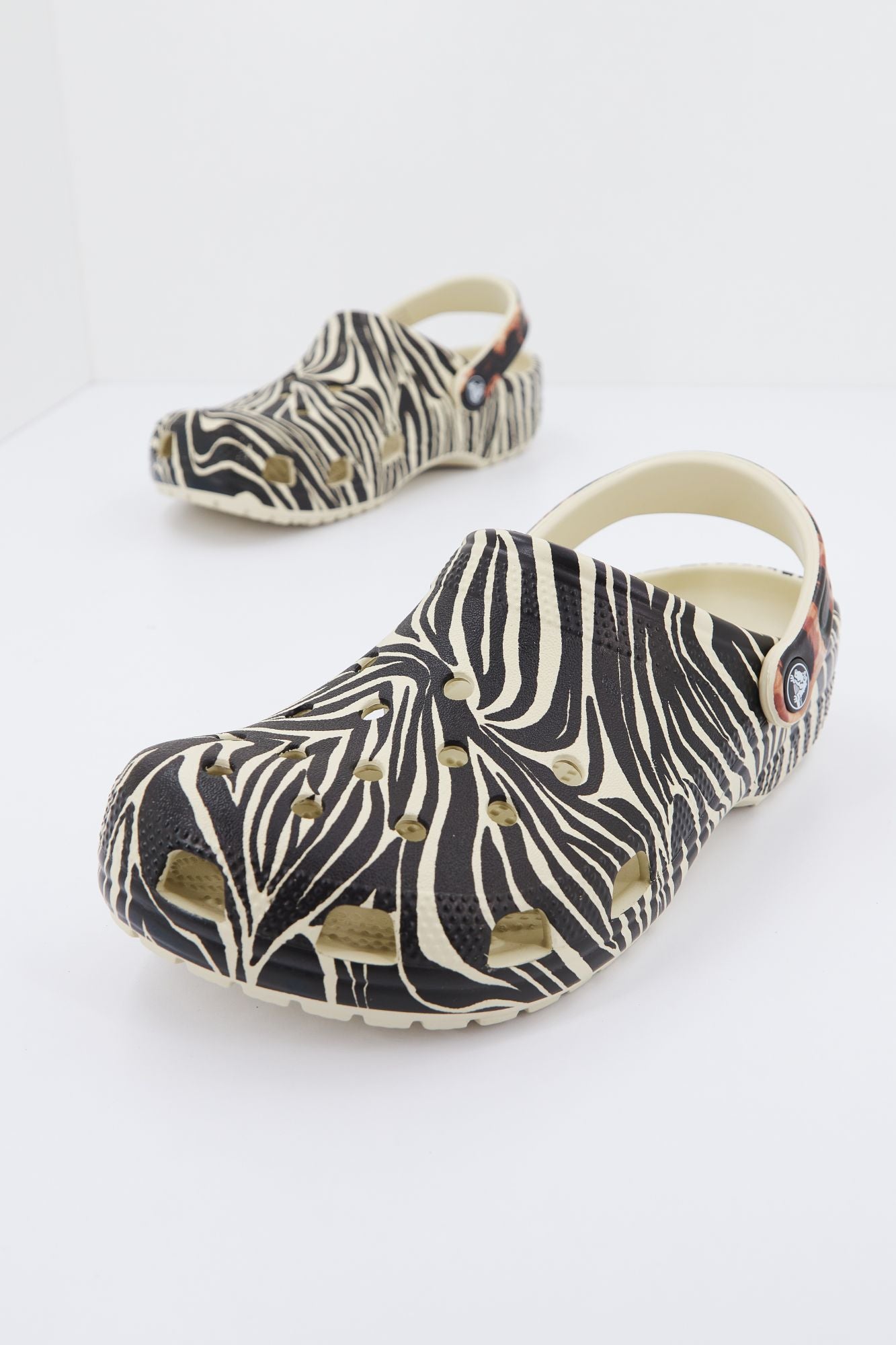 CROCS CLASSIC ANIMAL REMIX CLOG en color ANIMAL PRINT (2)