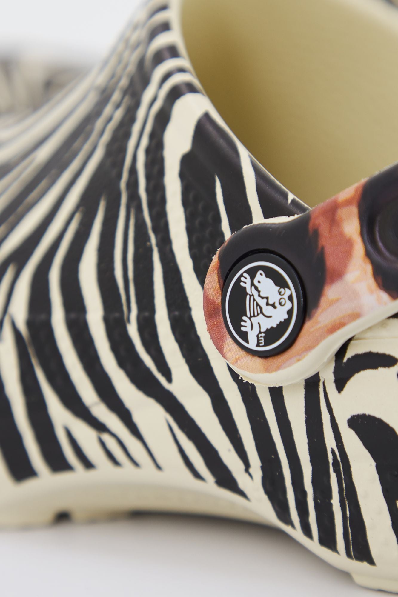 CROCS CLASSIC ANIMAL REMIX CLOG en color ANIMAL PRINT (4)