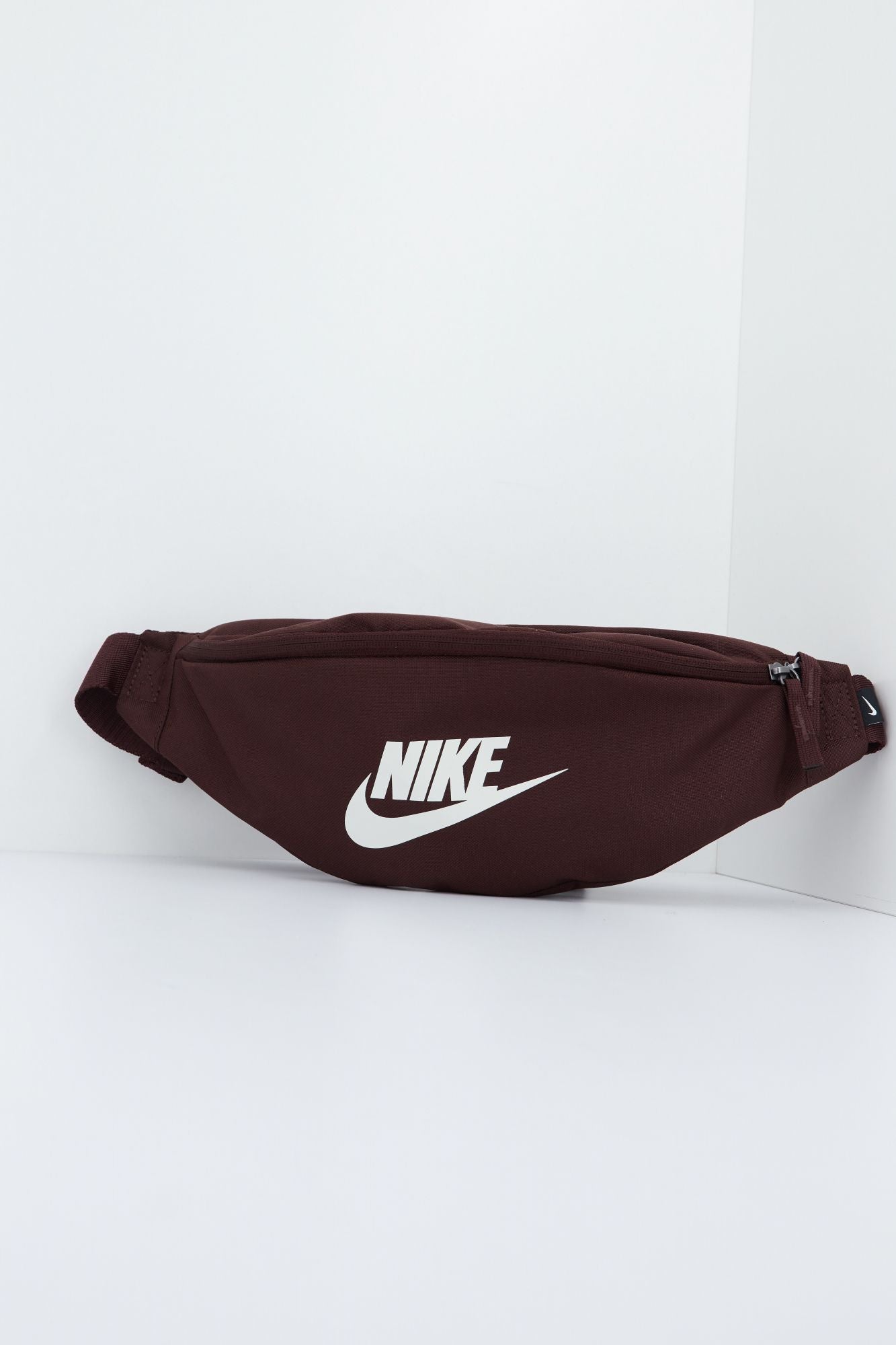 NIKE HERITAGE HIP PACK en color BURDEOS (1)
