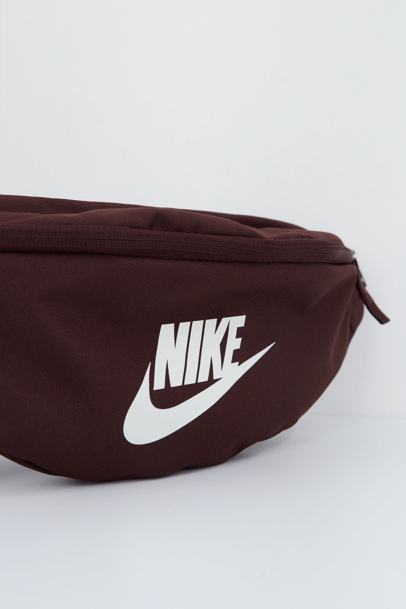 NIKE HERITAGE HIP PACK en color BURDEOS (2)