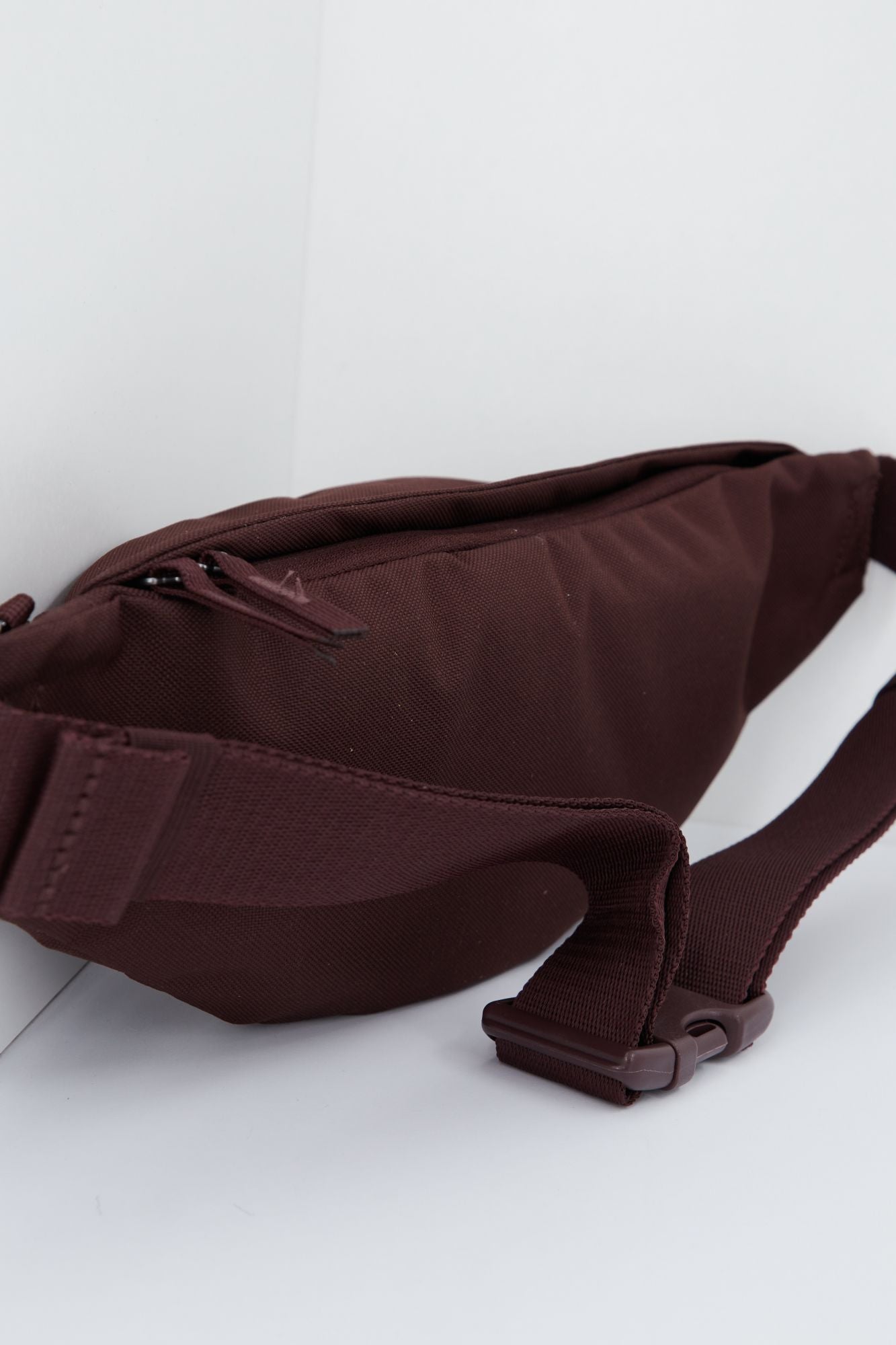 NIKE HERITAGE HIP PACK en color BURDEOS (3)