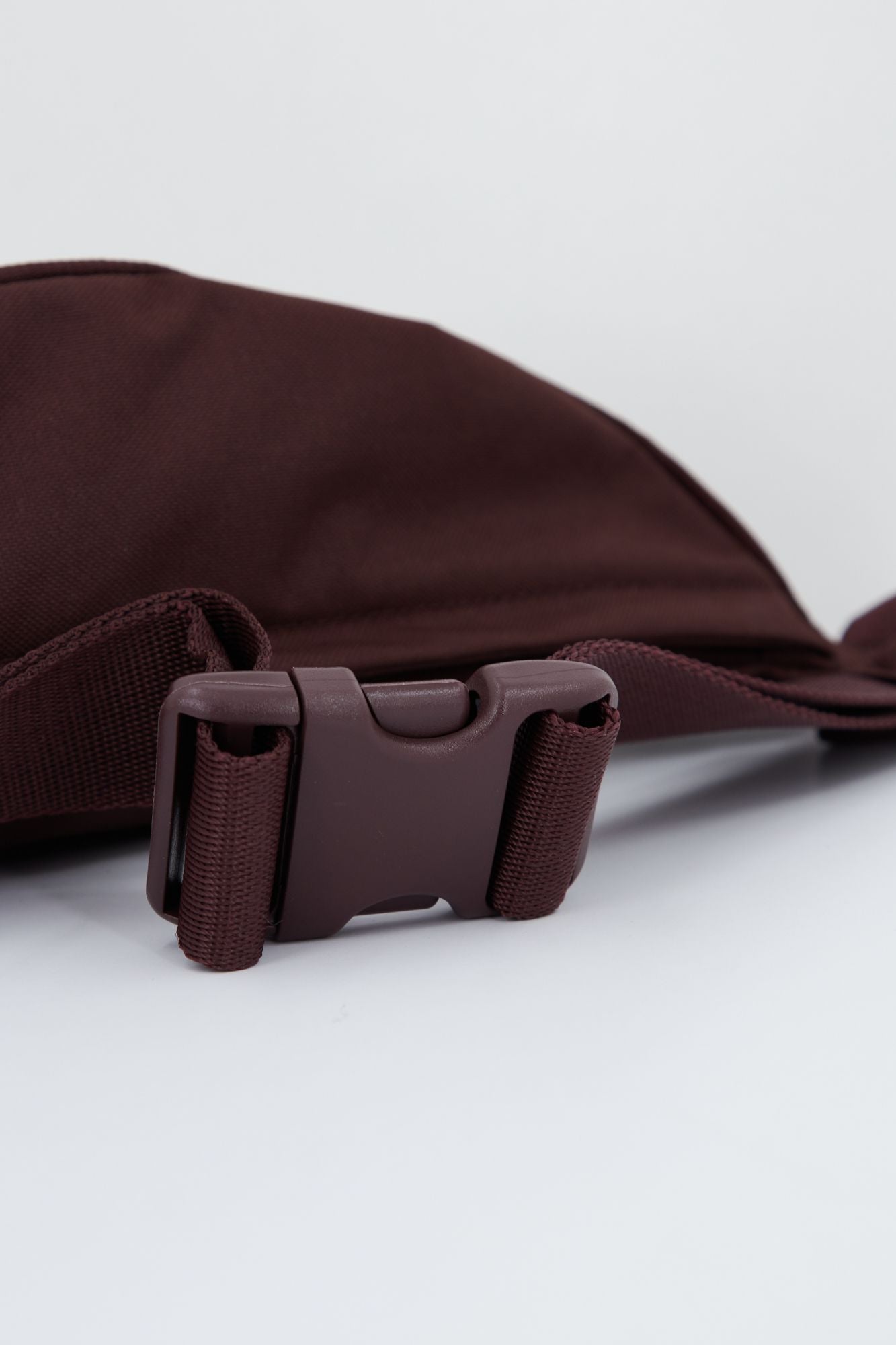 NIKE HERITAGE HIP PACK en color BURDEOS (4)