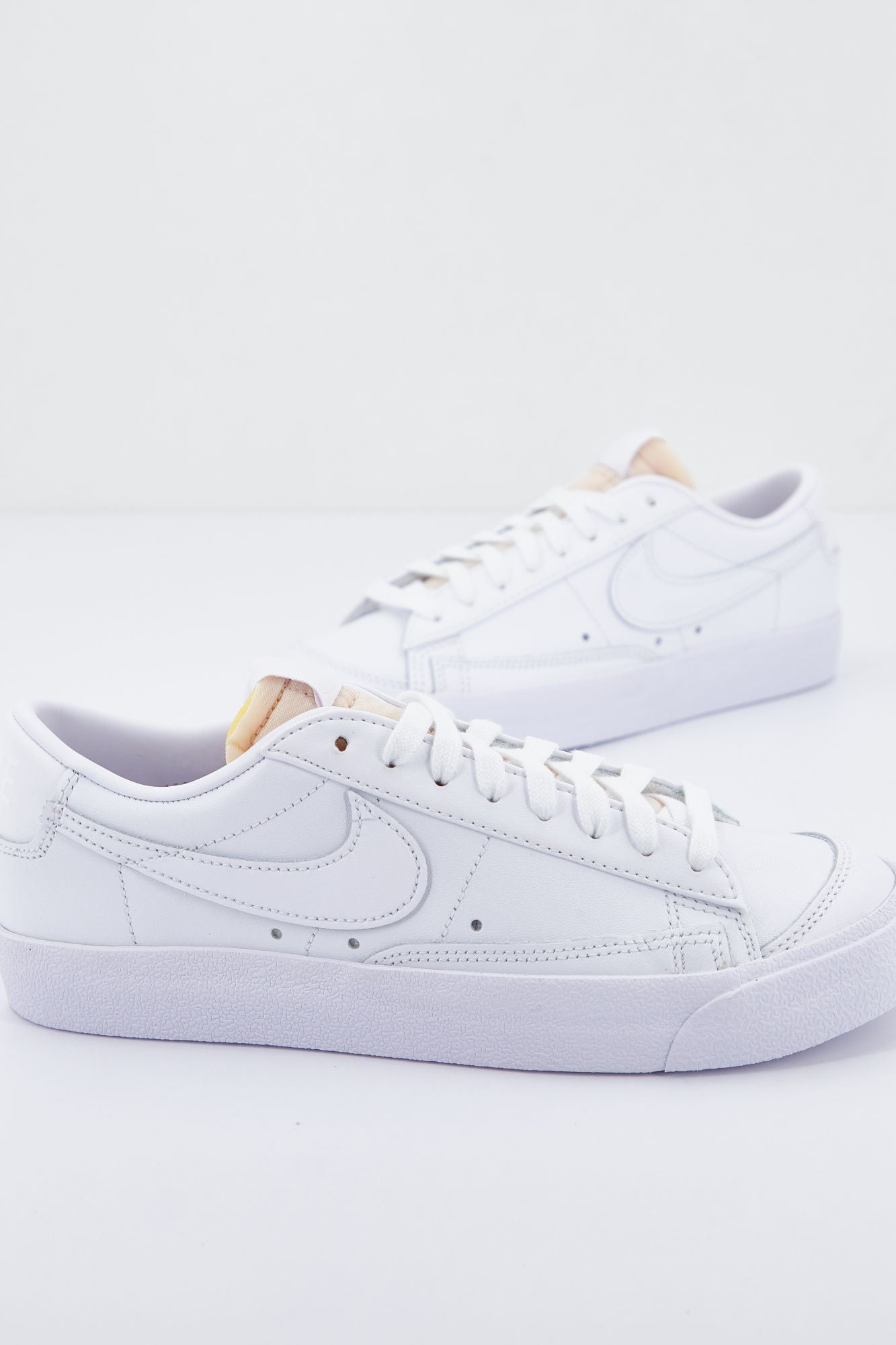 NIKE BLAZER LOW '77 en color BLANCO (2)