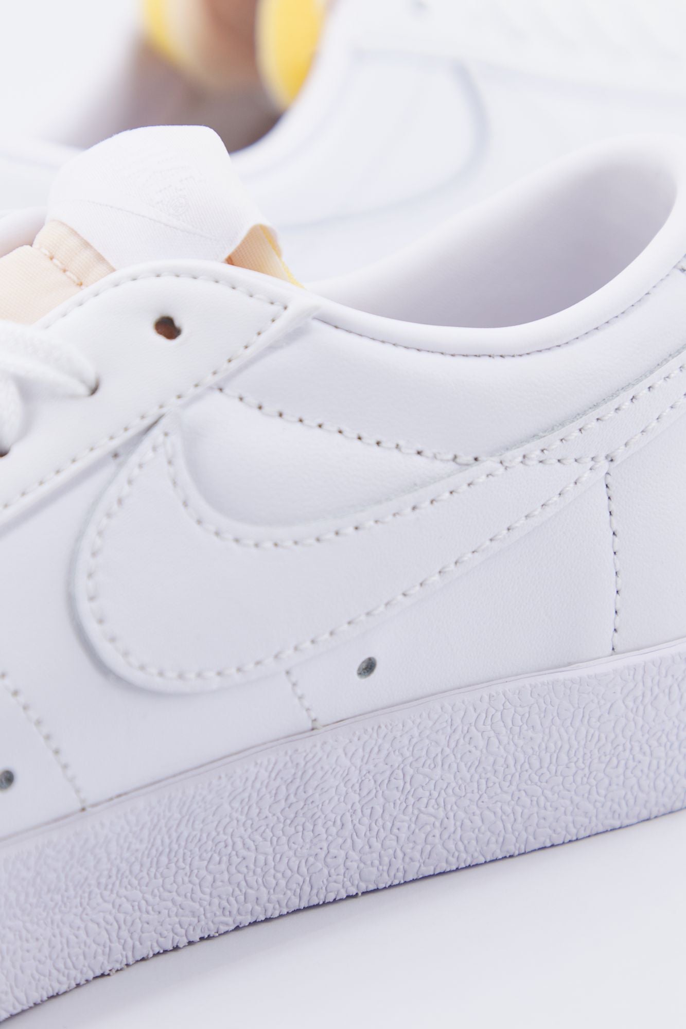 NIKE BLAZER LOW '77 en color BLANCO (4)