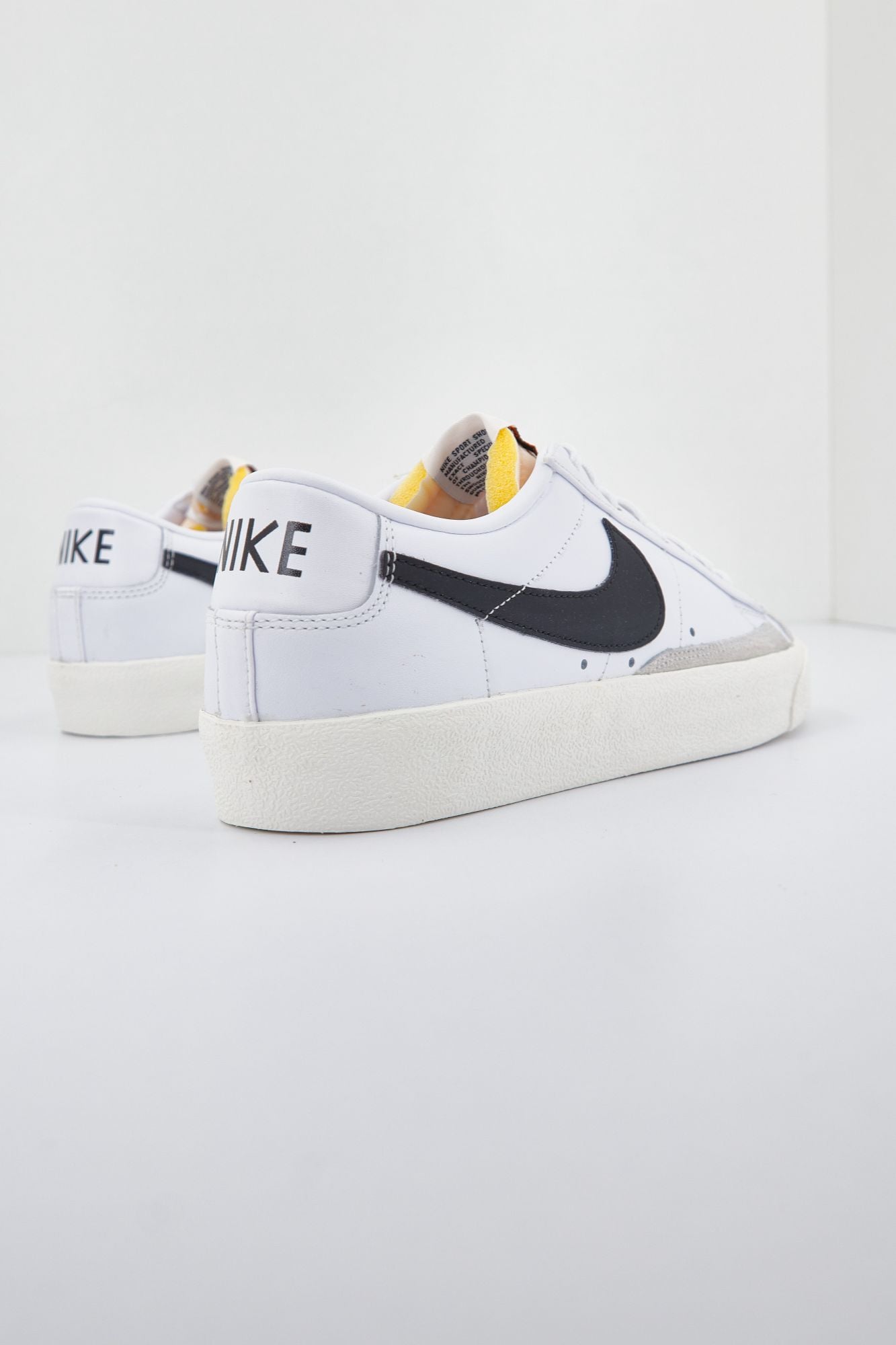 NIKE BLAZER LOW '77 VNTG AA en color BLANCO (2)
