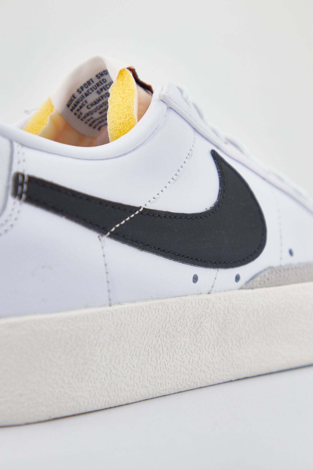 NIKE BLAZER LOW '77 VNTG AA en color BLANCO (3)
