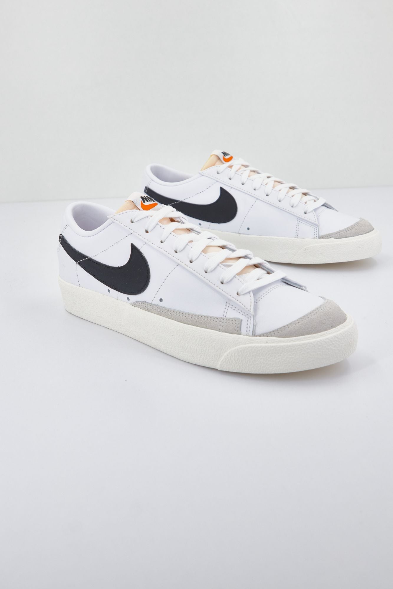 NIKE BLAZER LOW '77 VNTG AA en color BLANCO (4)
