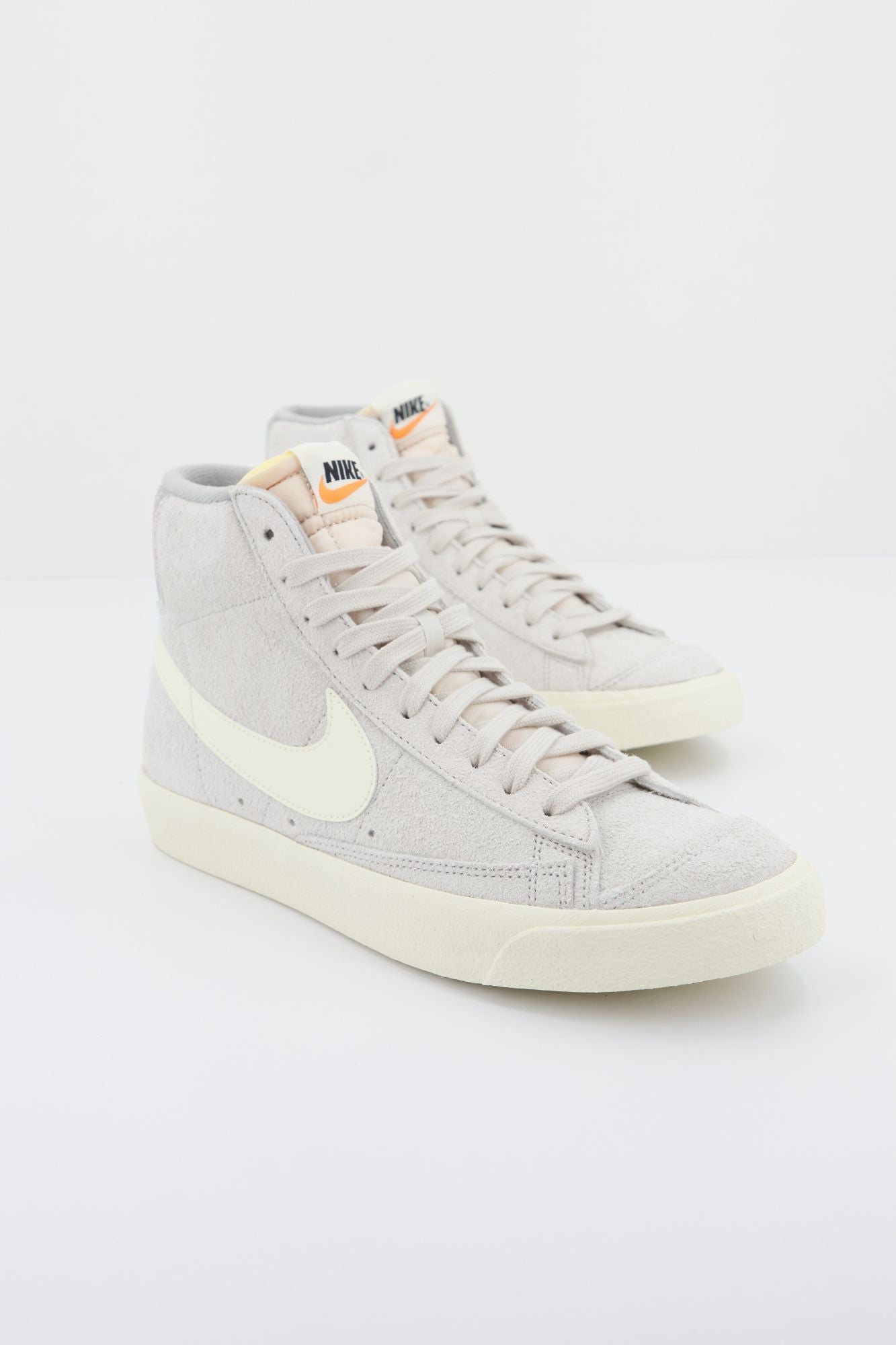NIKE BLAZER MID '77 en color GRIS (1)