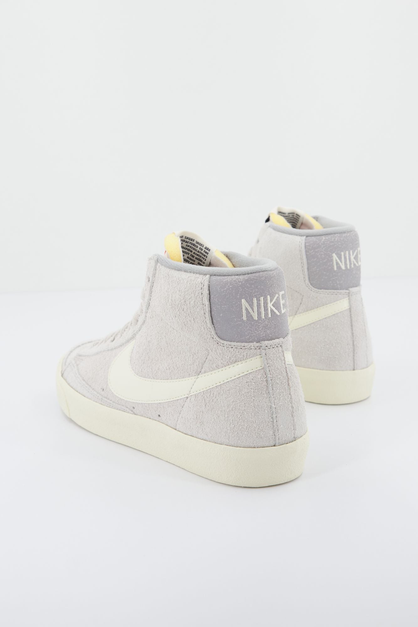 NIKE BLAZER MID '77 en color GRIS (2)