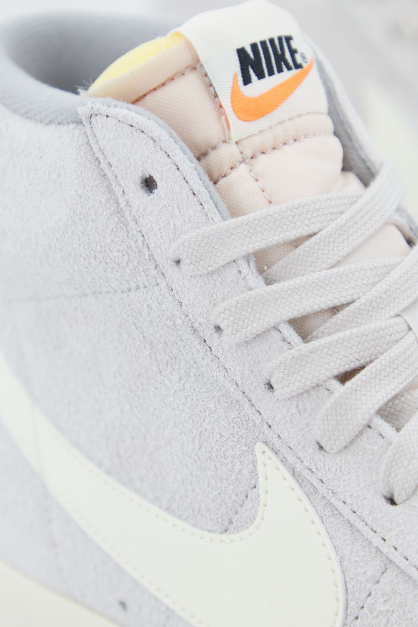 NIKE BLAZER MID '77 en color GRIS (3)