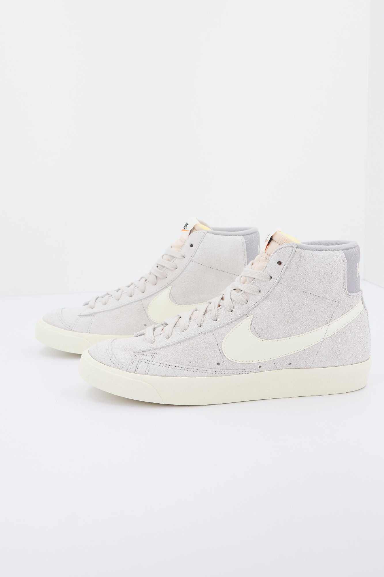 NIKE BLAZER MID '77 en color GRIS (4)
