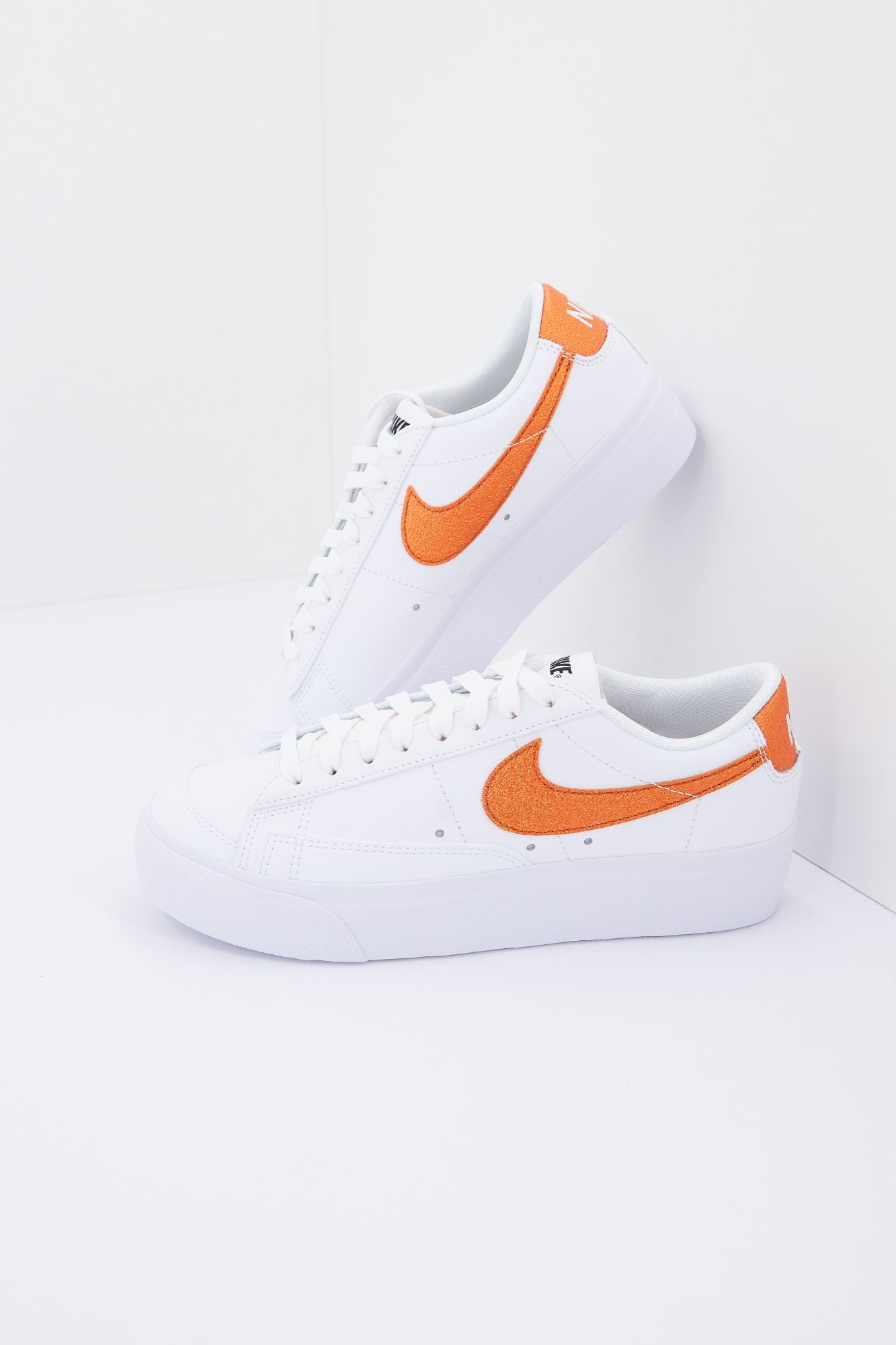NIKE LOW PLATFORM WOM en color BLANCO (1)