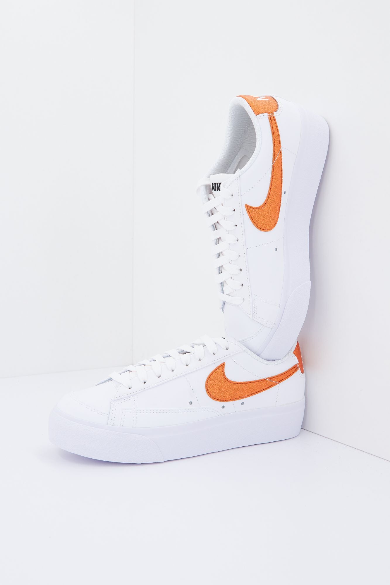 NIKE LOW PLATFORM WOM en color BLANCO (2)