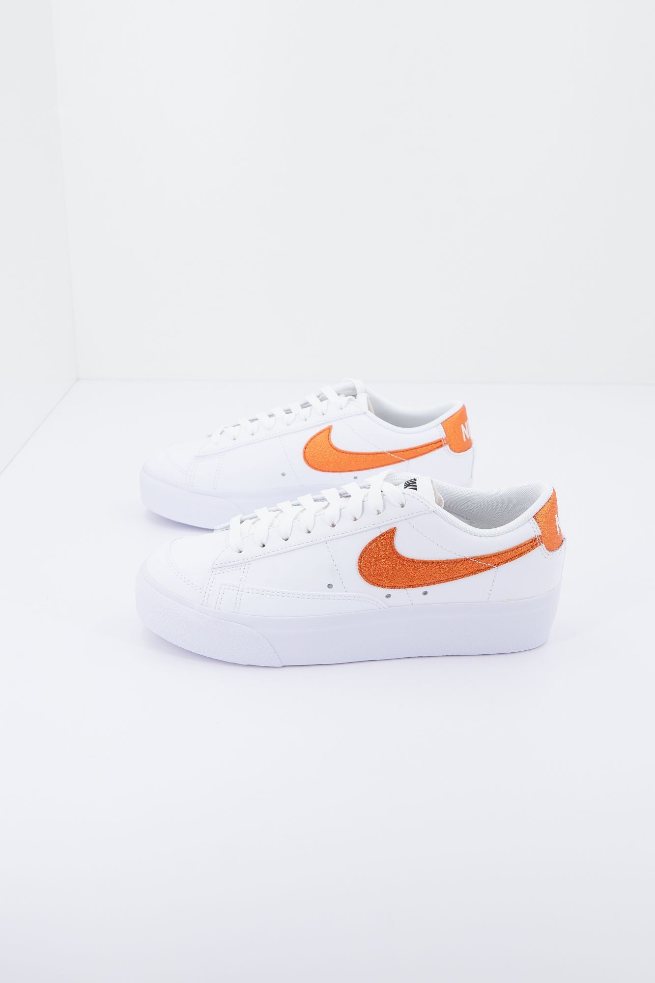 NIKE LOW PLATFORM WOM en color BLANCO (3)