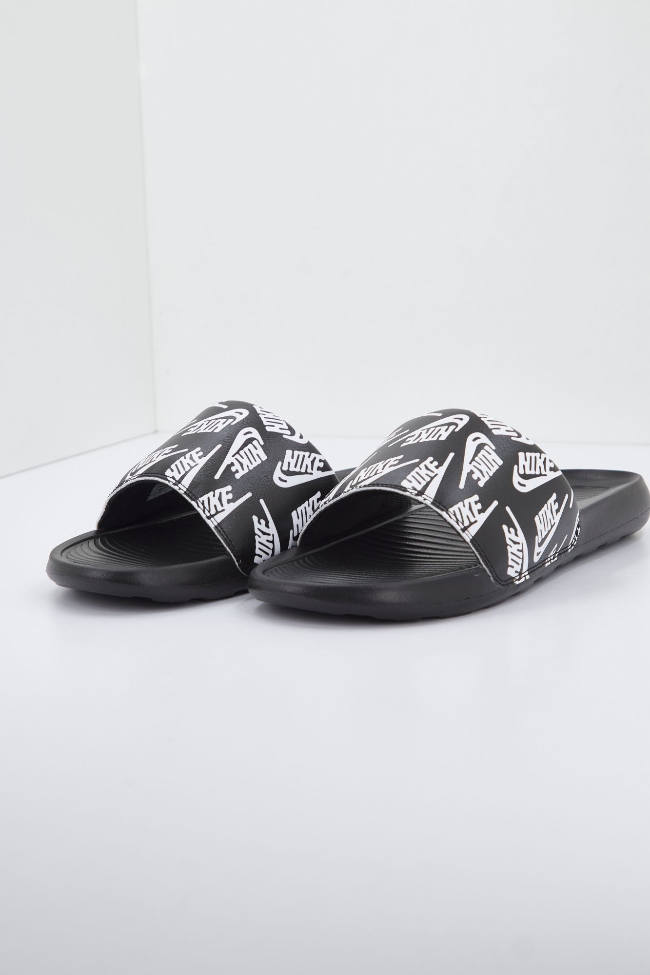 NIKE CN9678 en color NEGRO (1)