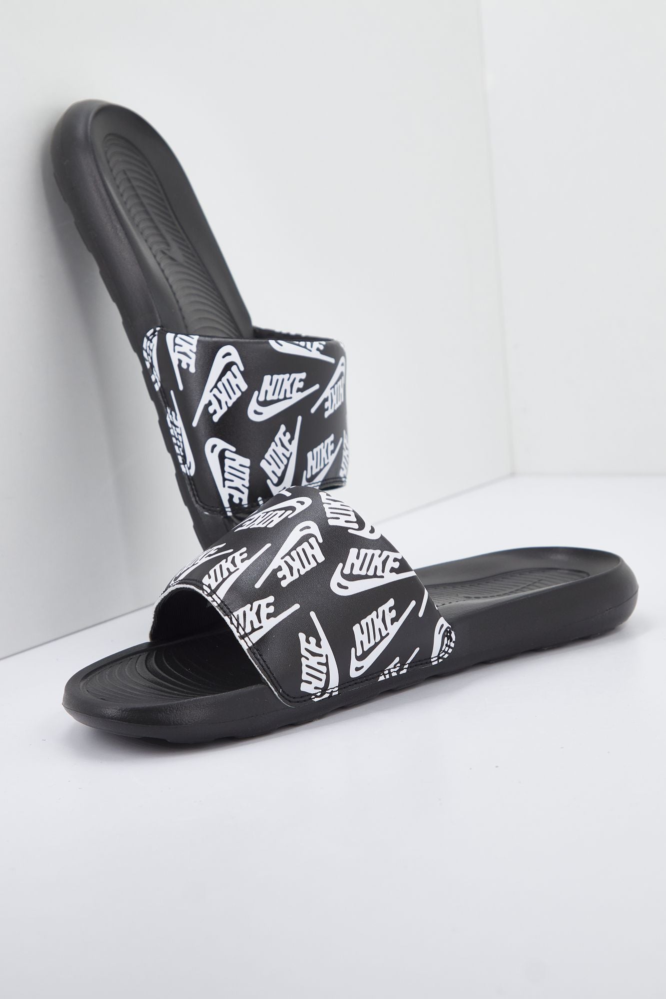 NIKE CN9678 en color NEGRO (2)