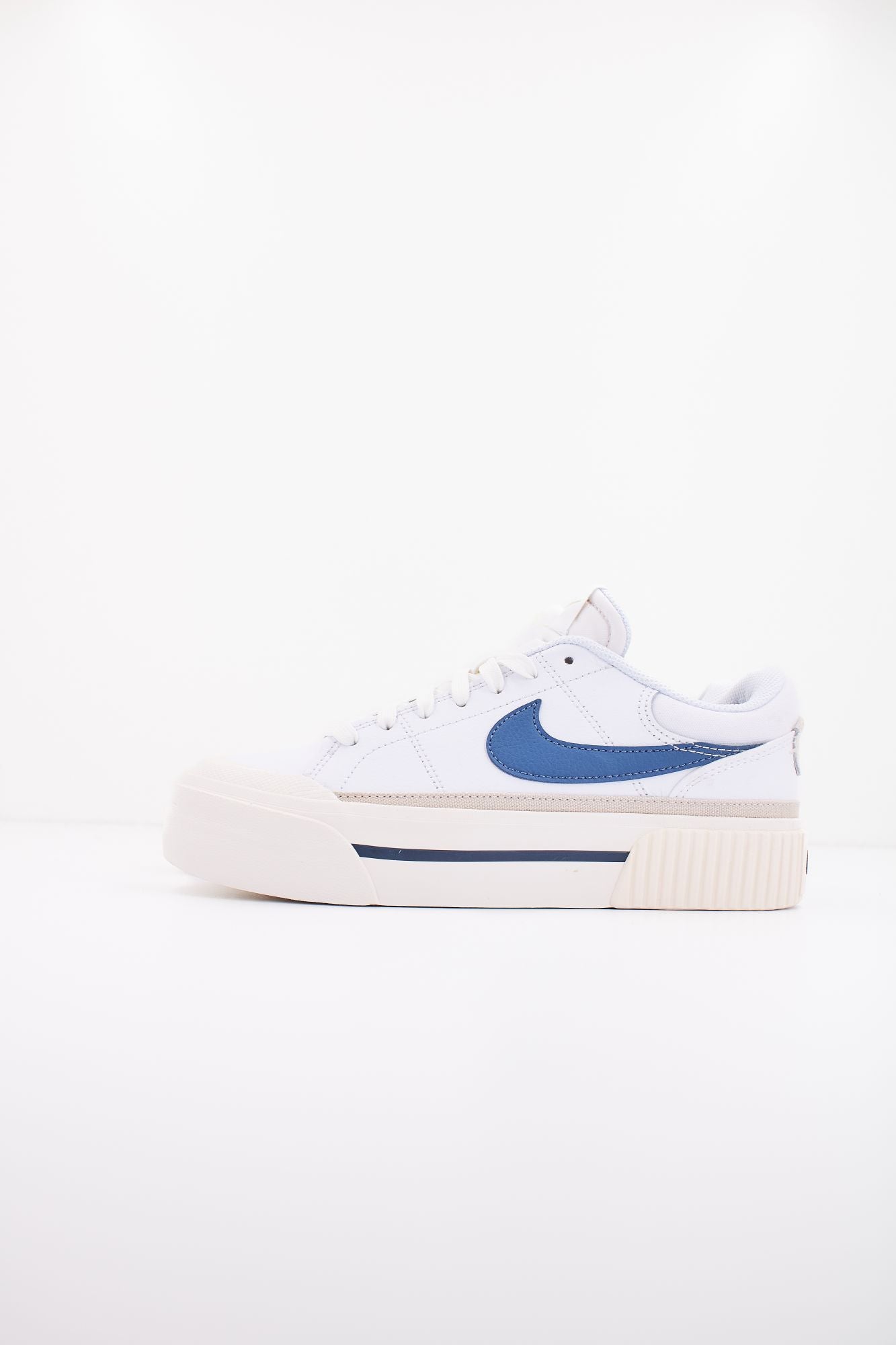 NIKE COURT LEGACY LIFT en color BLANCO (1)