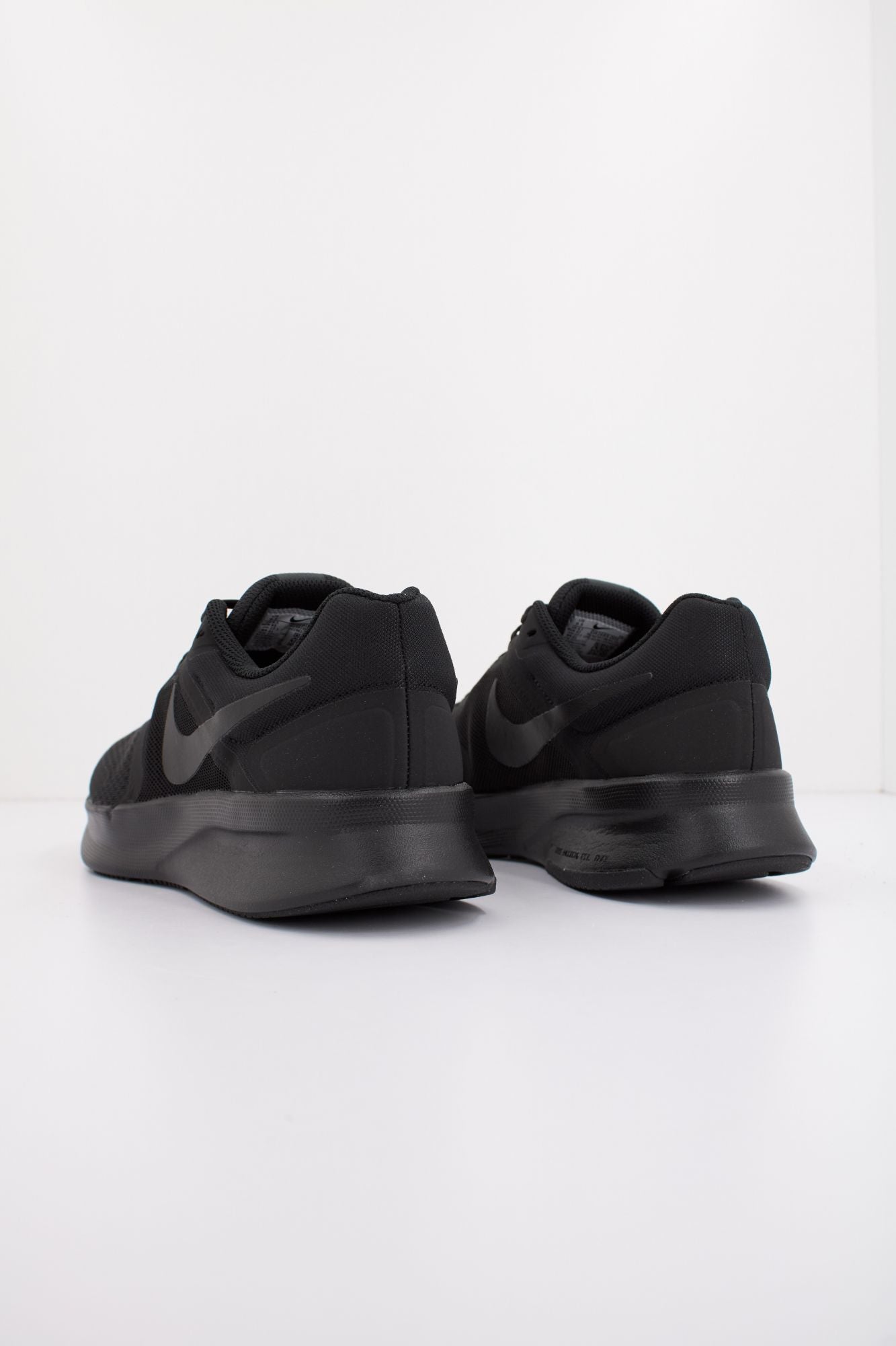 NIKE RUN SWIFT 3 MEN'S ROAD en color NEGRO (3)