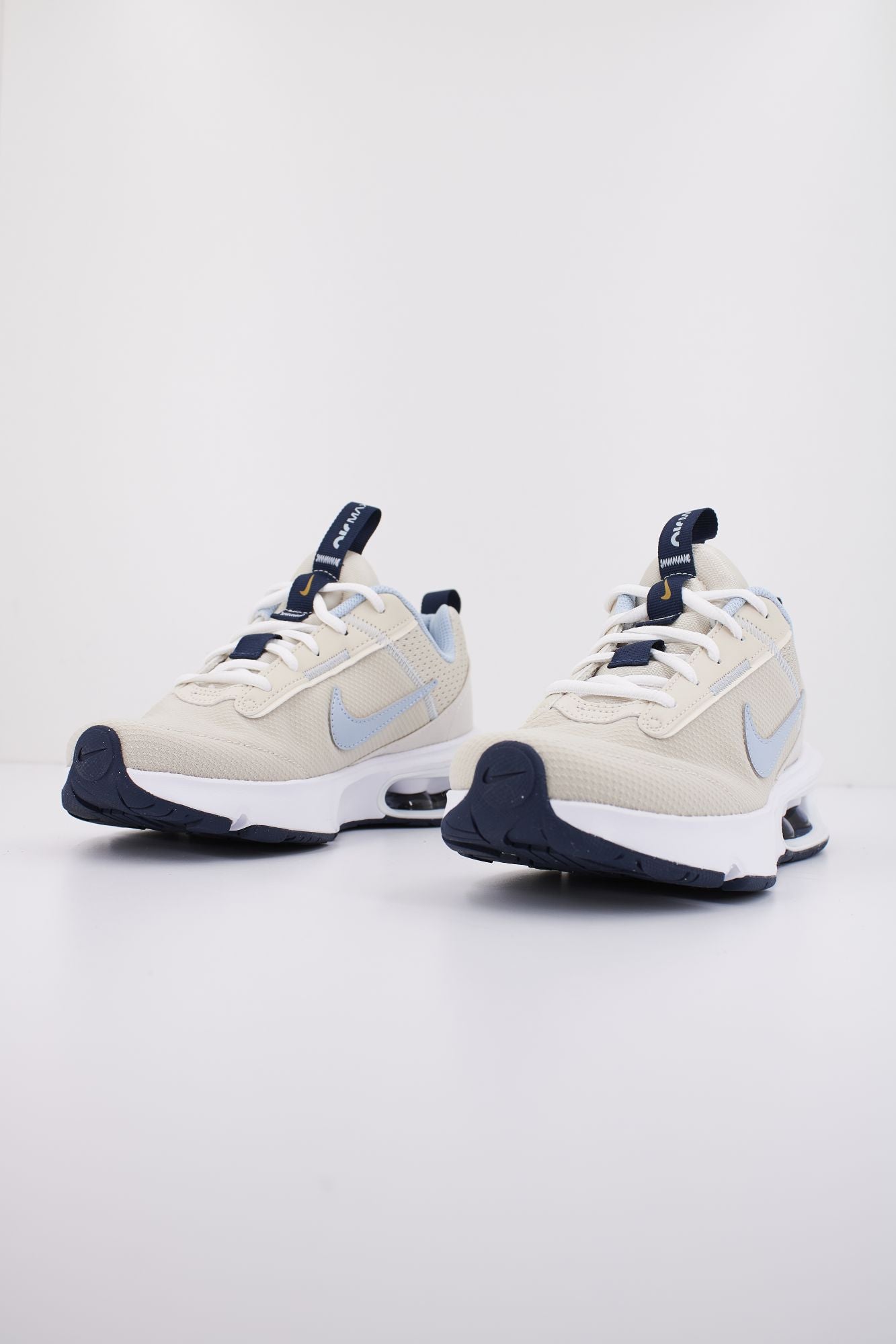 NIKE NIKE AIR MAX INTRLK LITE en color BEIS (2)