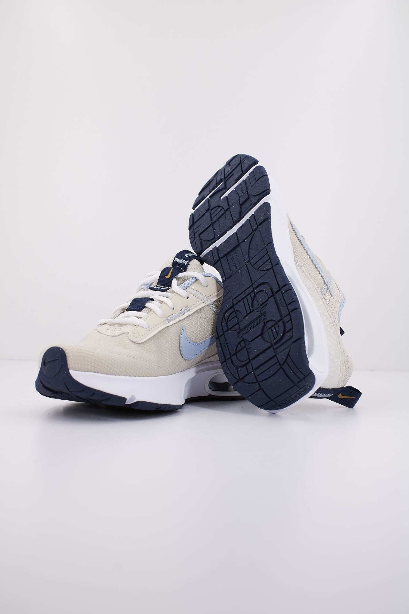 NIKE NIKE AIR MAX INTRLK LITE en color BEIS (4)