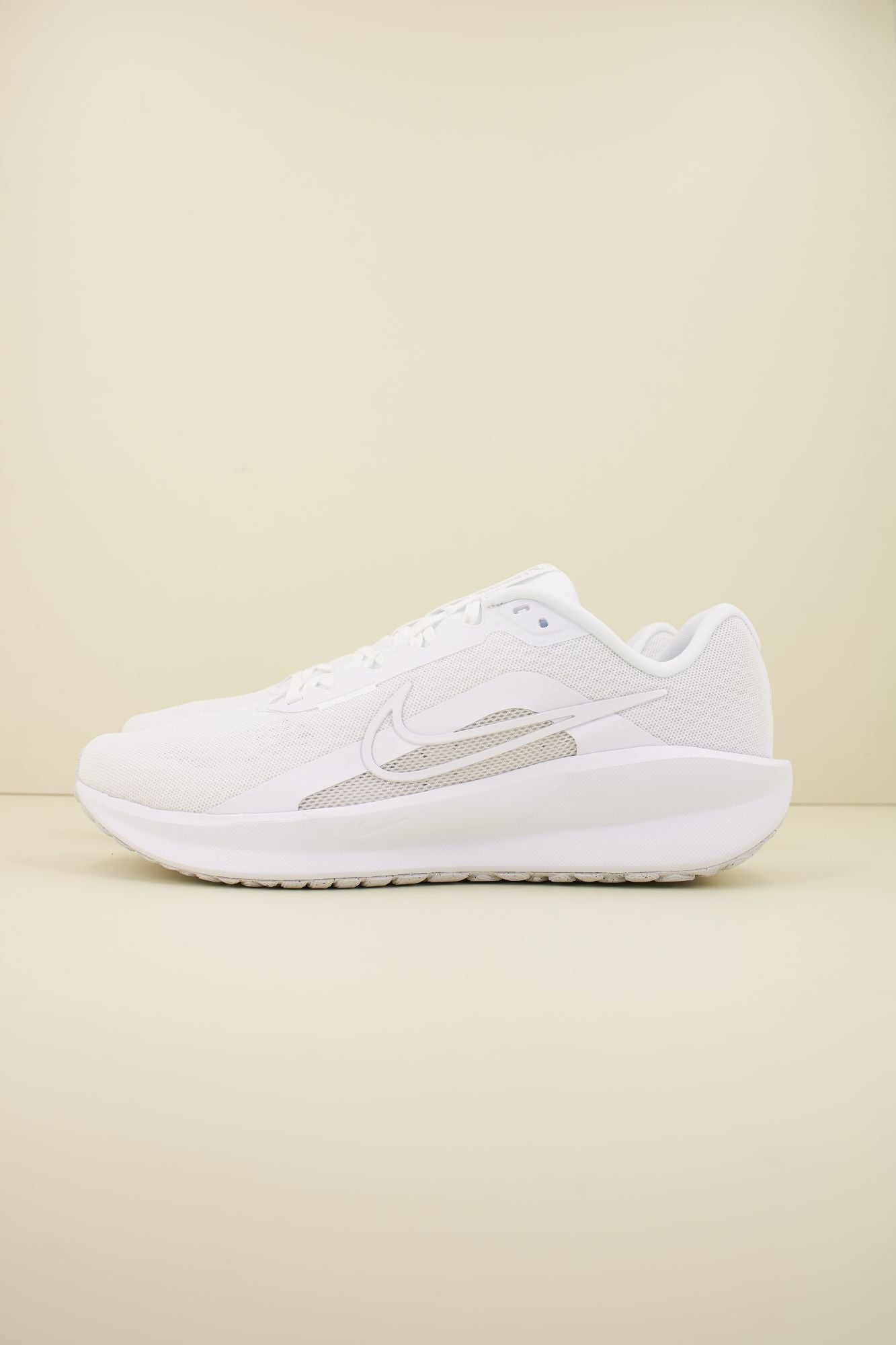NIKE DOWNSHIFTER 13 en color BLANCO (1)