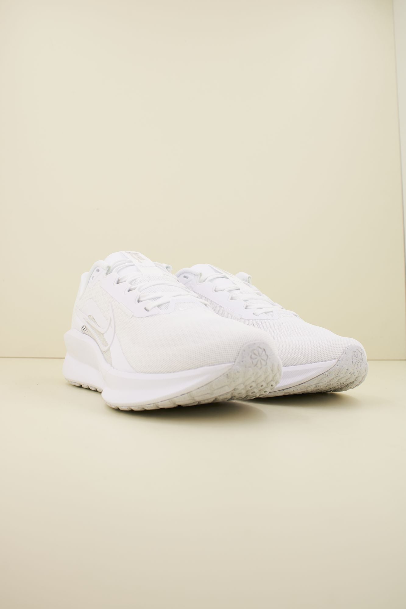 NIKE DOWNSHIFTER 13 en color BLANCO (2)