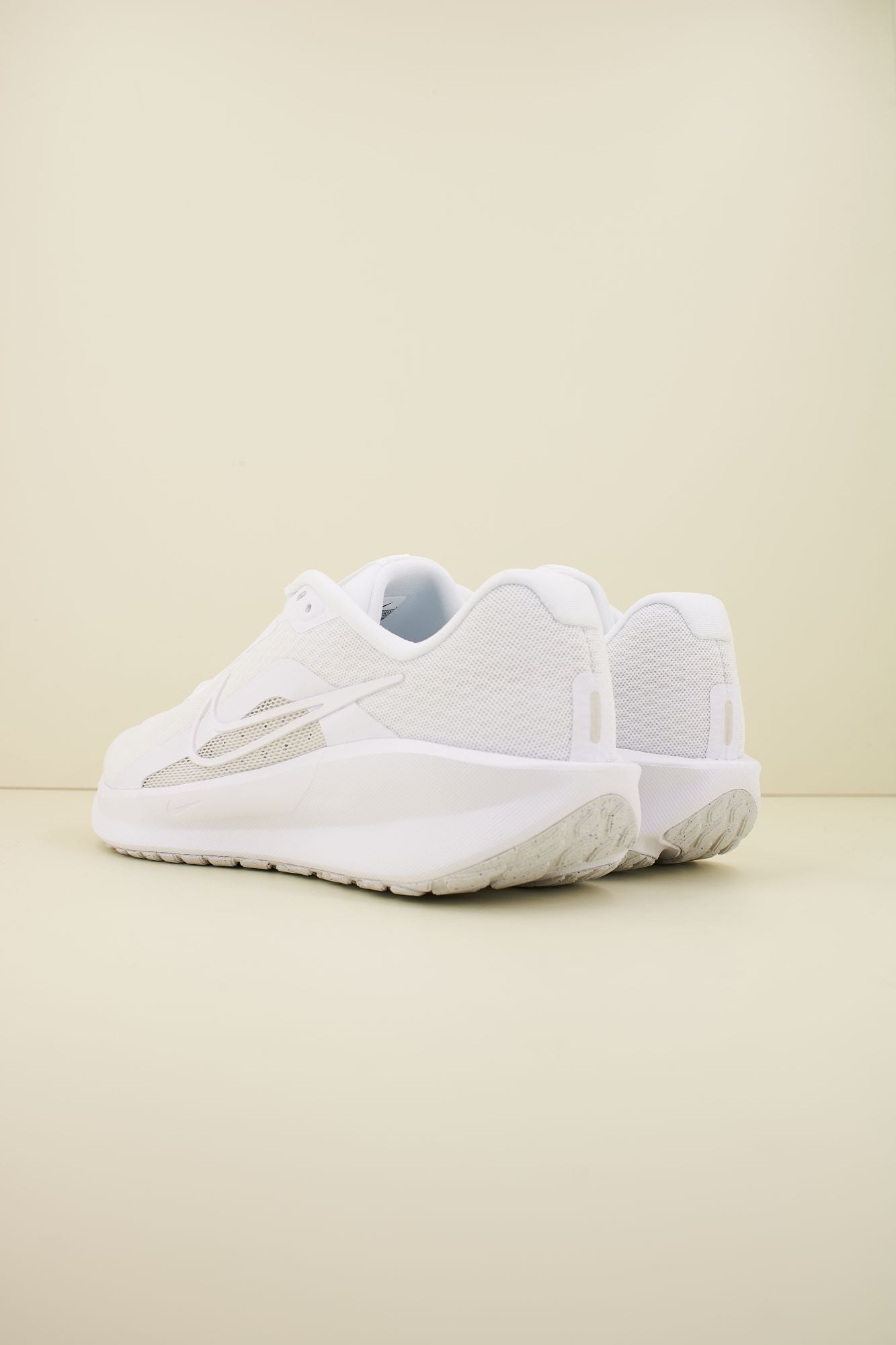 NIKE DOWNSHIFTER 13 en color BLANCO (3)
