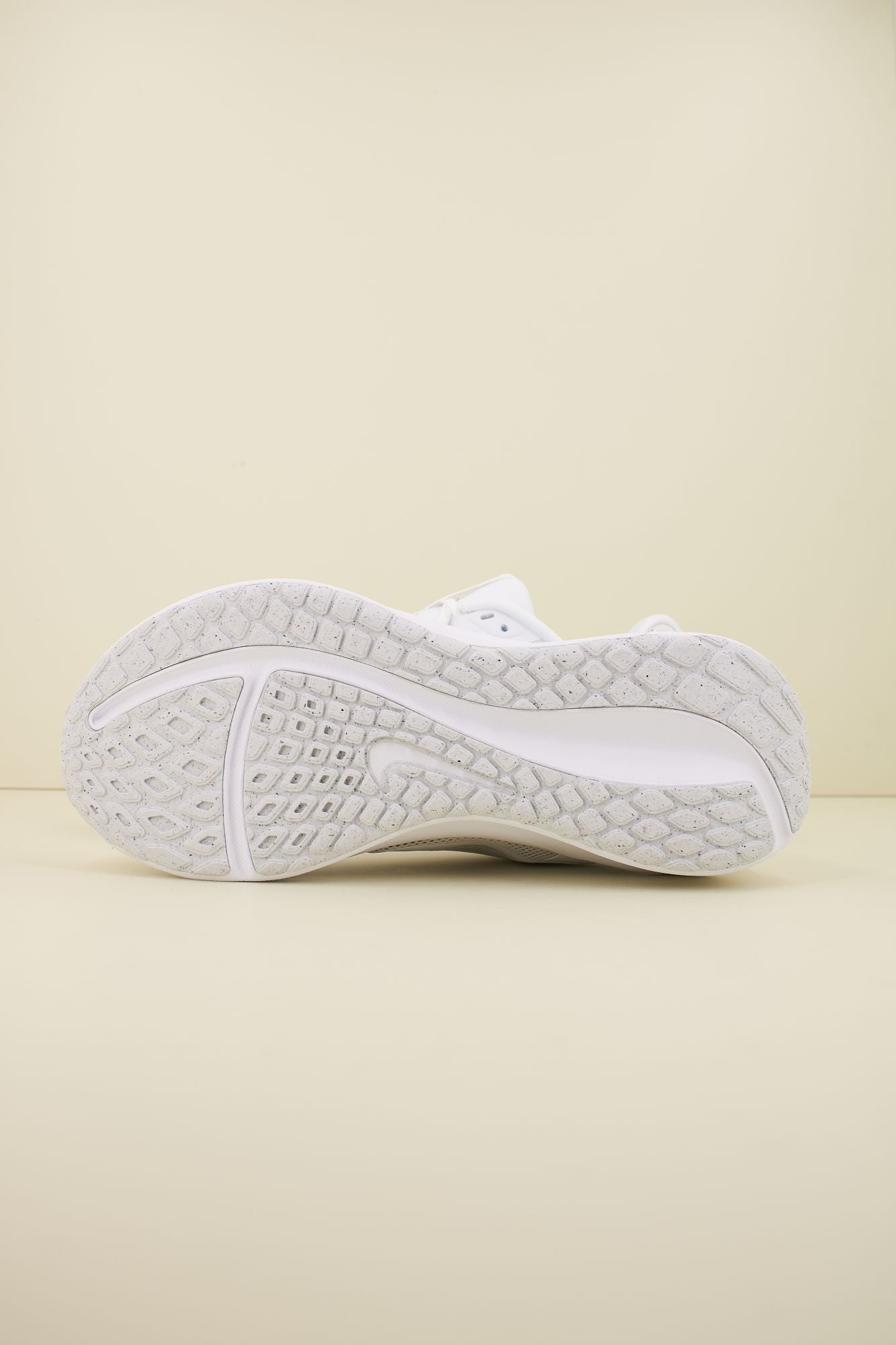 NIKE DOWNSHIFTER 13 en color BLANCO (4)