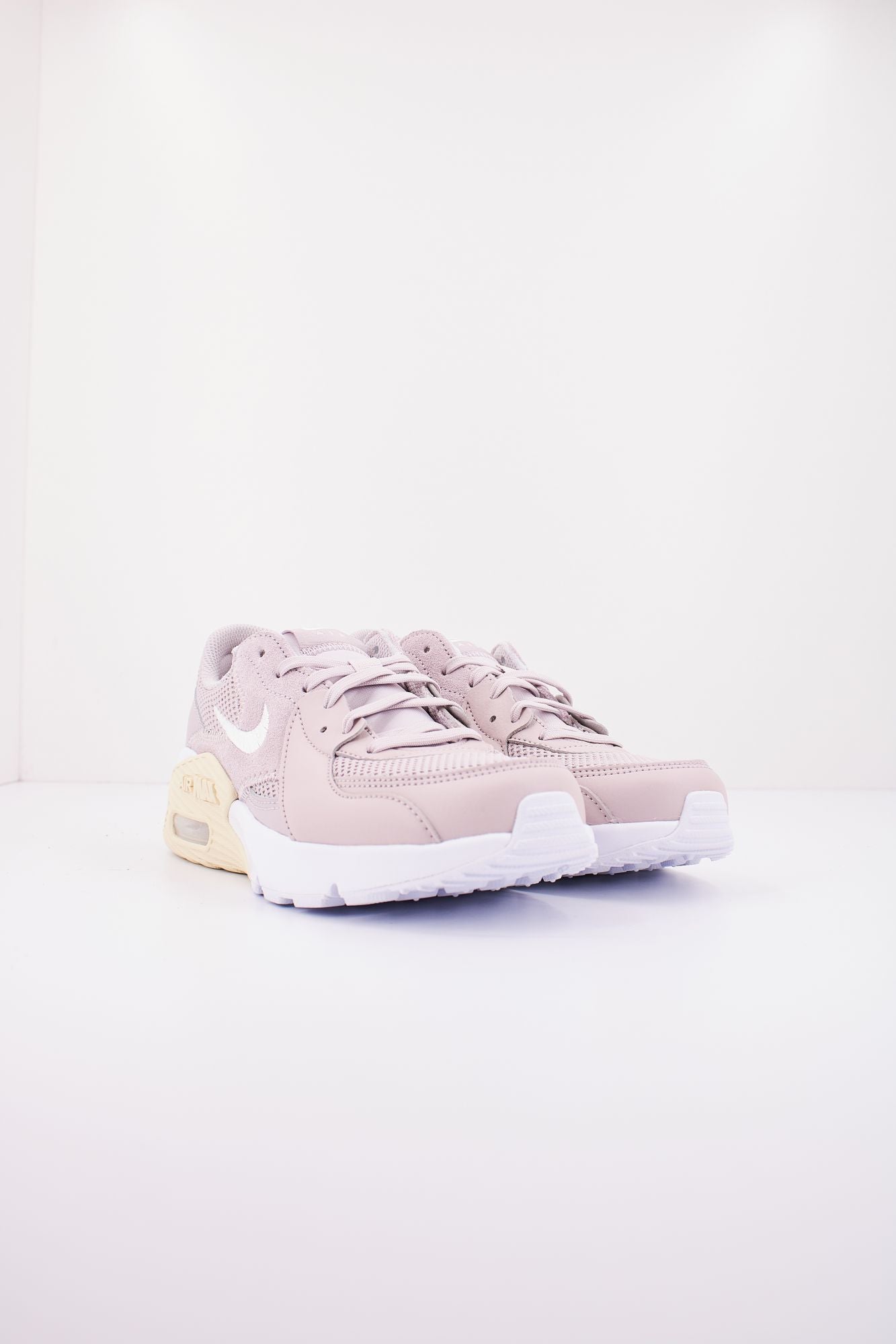 NIKE MAX EXCEEE en color ROSA (2)