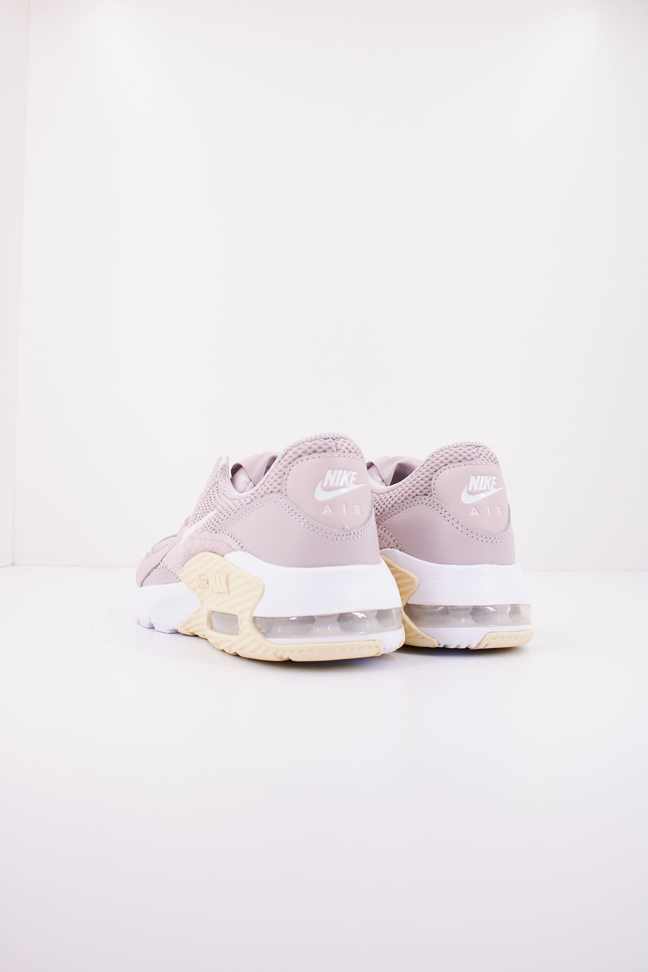 NIKE MAX EXCEEE en color ROSA (3)