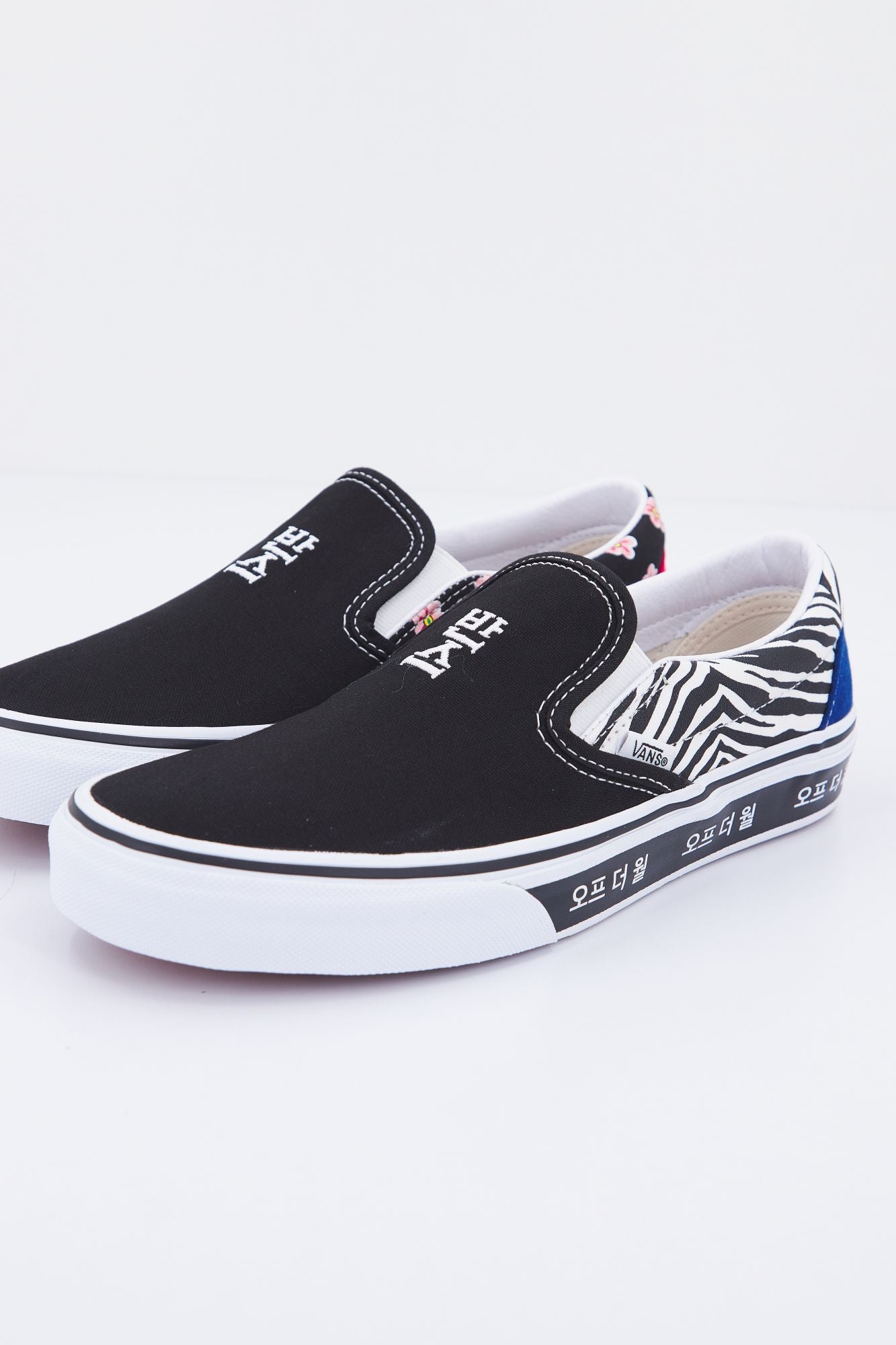VANS UA CLASSIC SLIP-ON en color NEGRO (1)