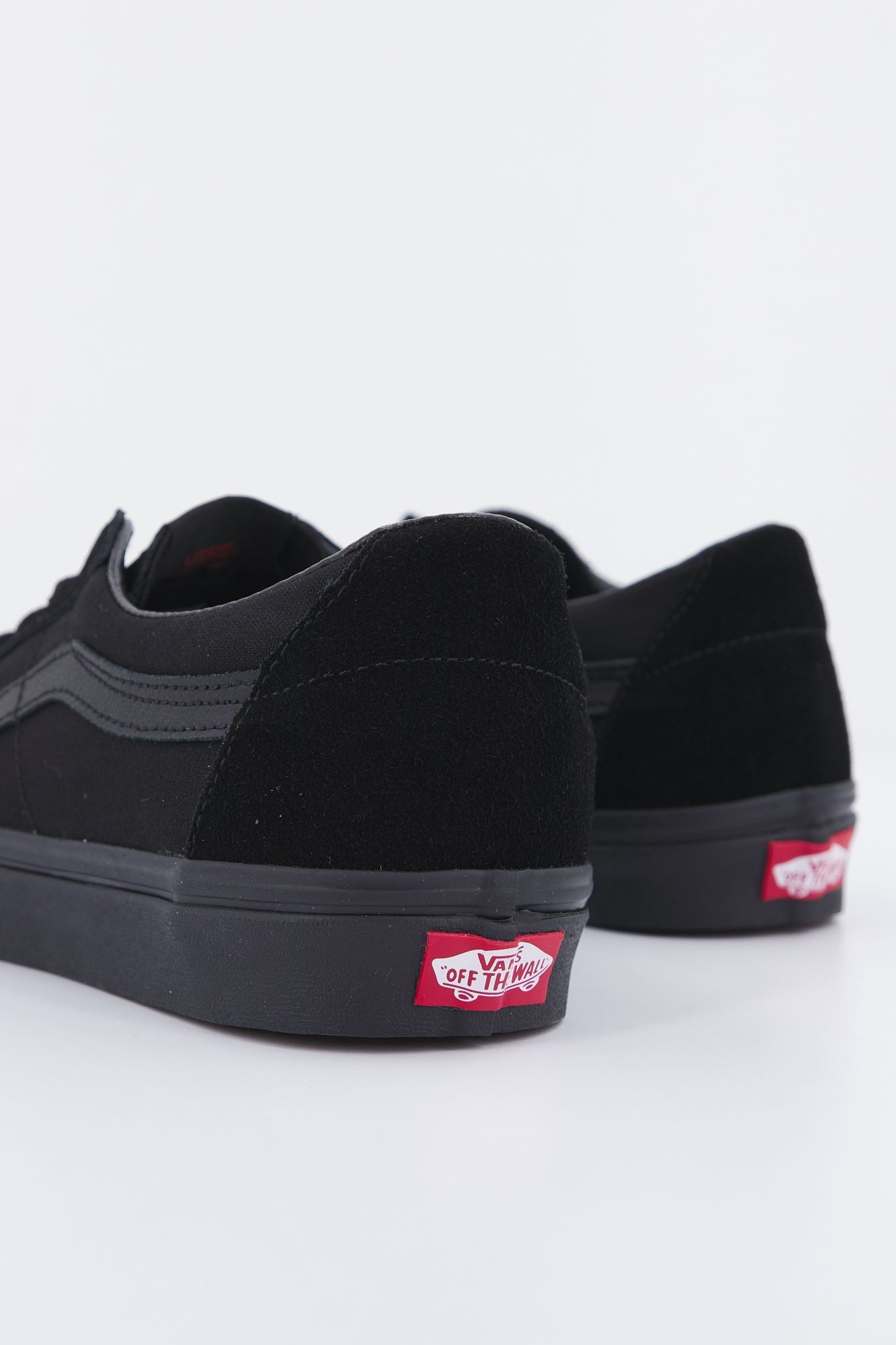 VANS UA SK8-LOW en color NEGRO (2)