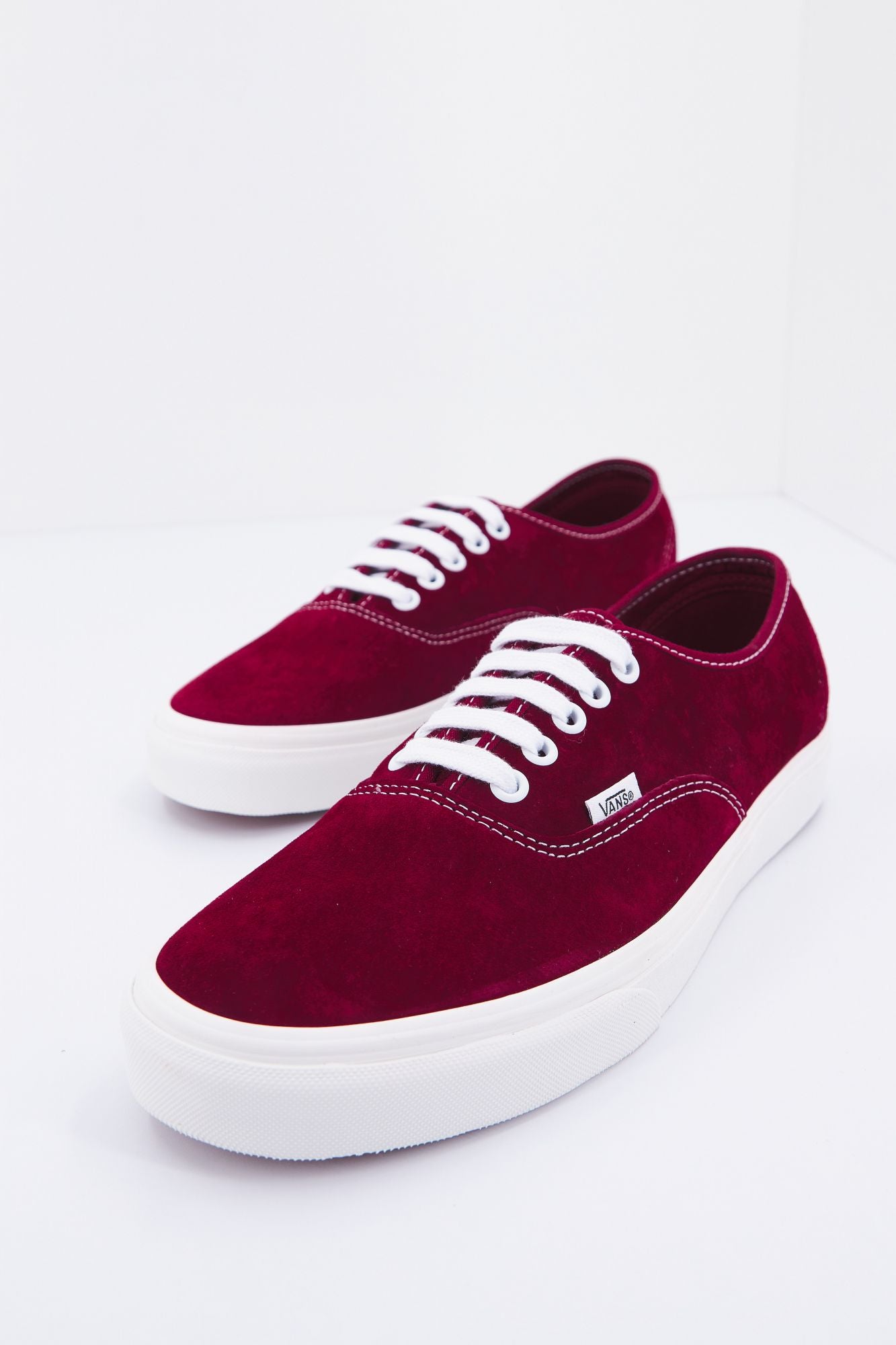 VANS UA AUTHENTIC en color BURDEOS (1)