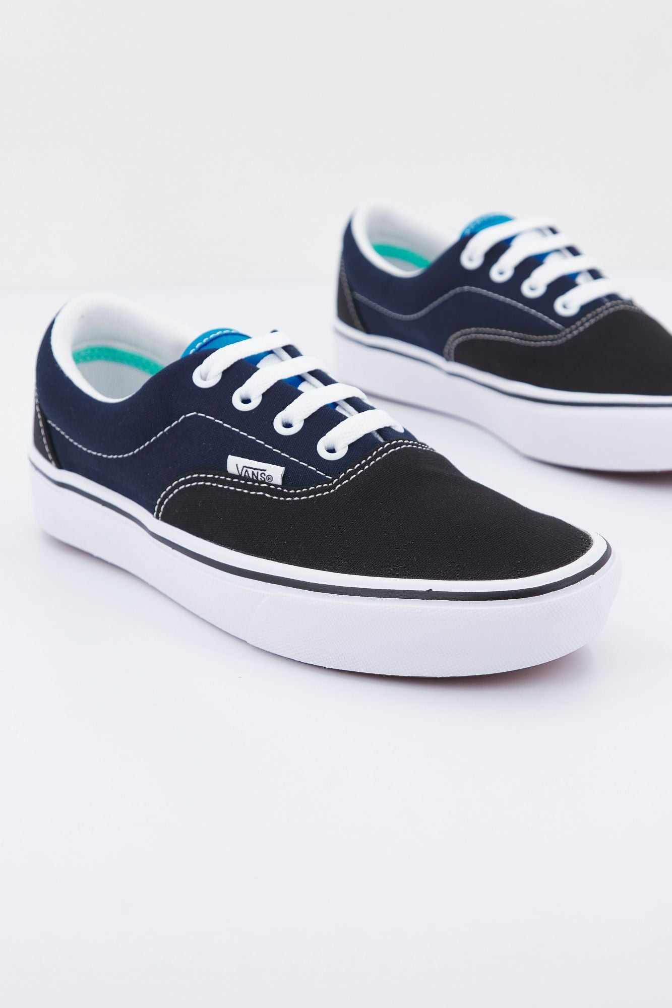 VANS UA COMFYCUSH ERA en color NEGRO (2)