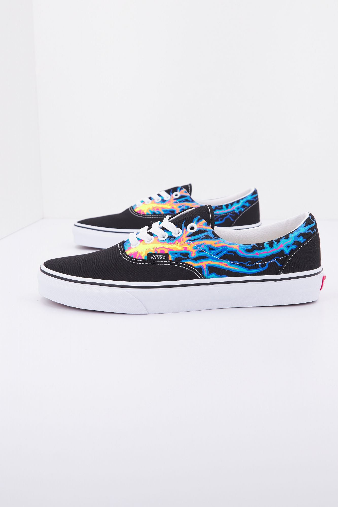 VANS UA ERA en color NEGRO (2)