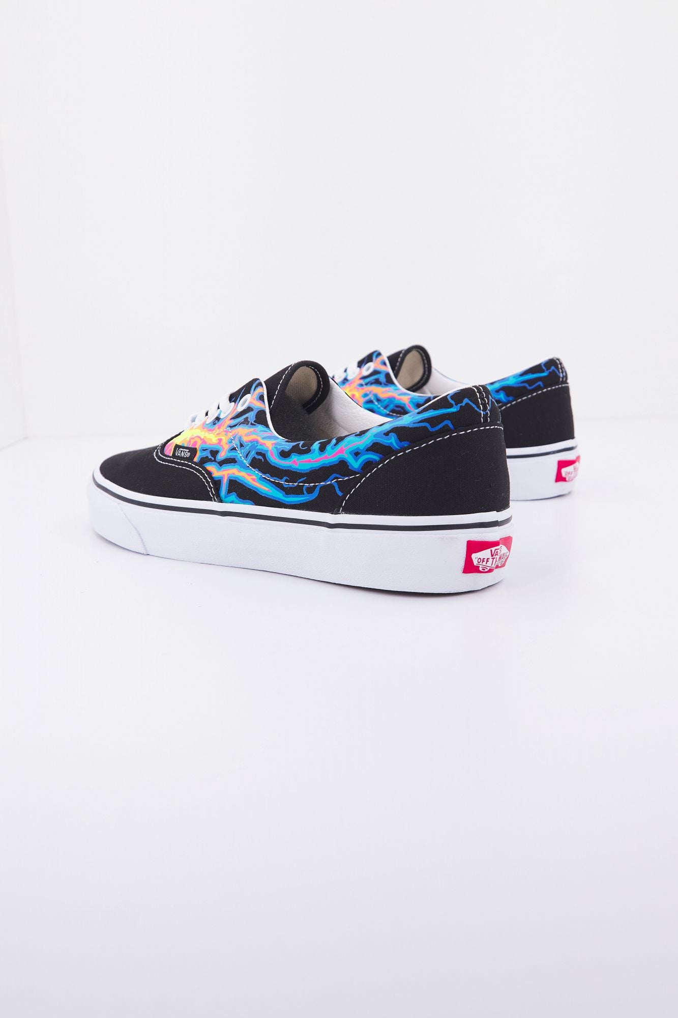 VANS UA ERA en color NEGRO (3)