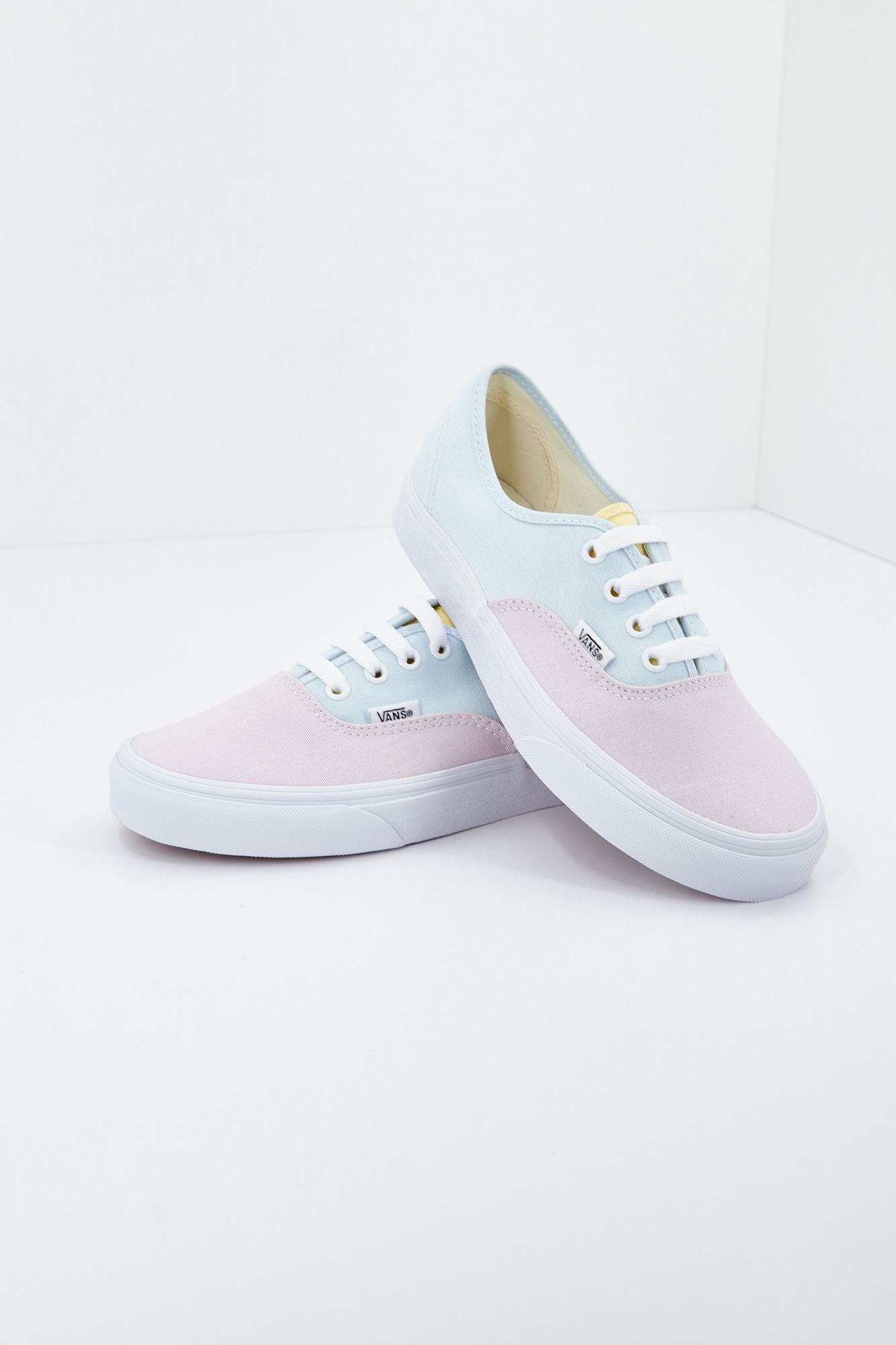 VANS UA AUTHENTIC en color MULTICOLOR (2)