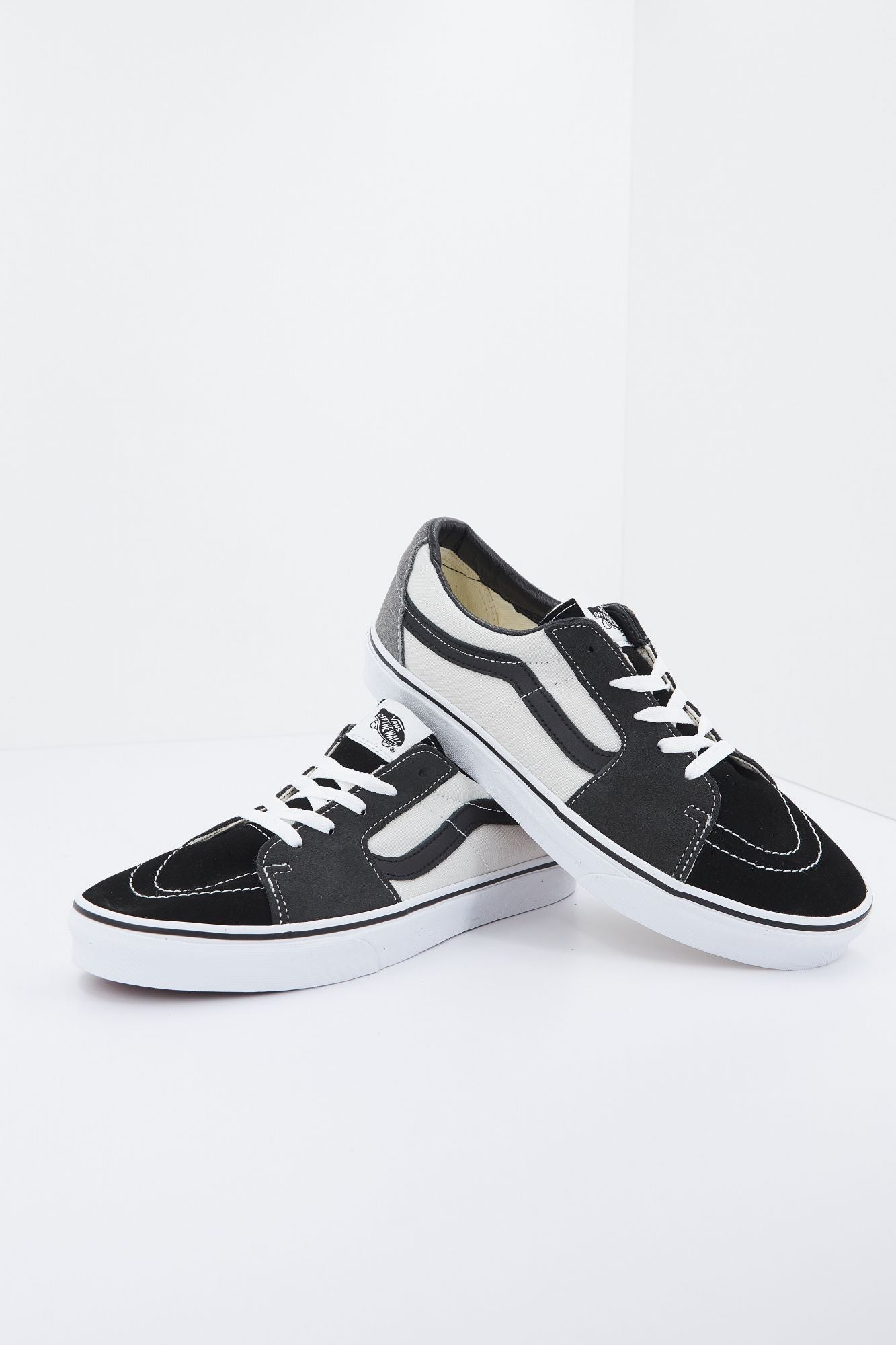 VANS UA SK8-LOW en color NEGRO (1)