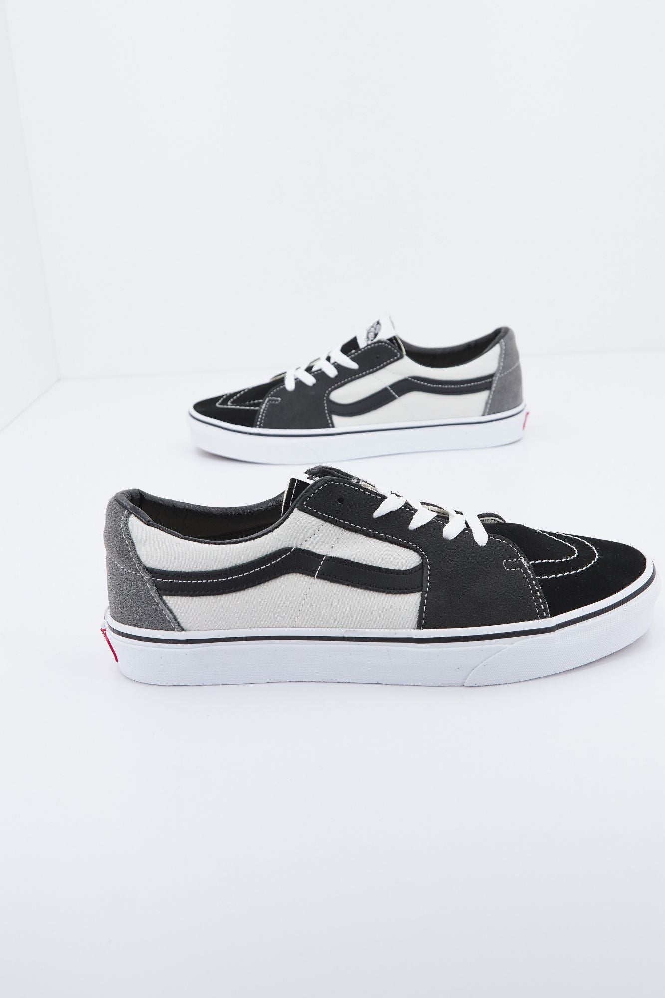 VANS UA SK8-LOW en color NEGRO (2)