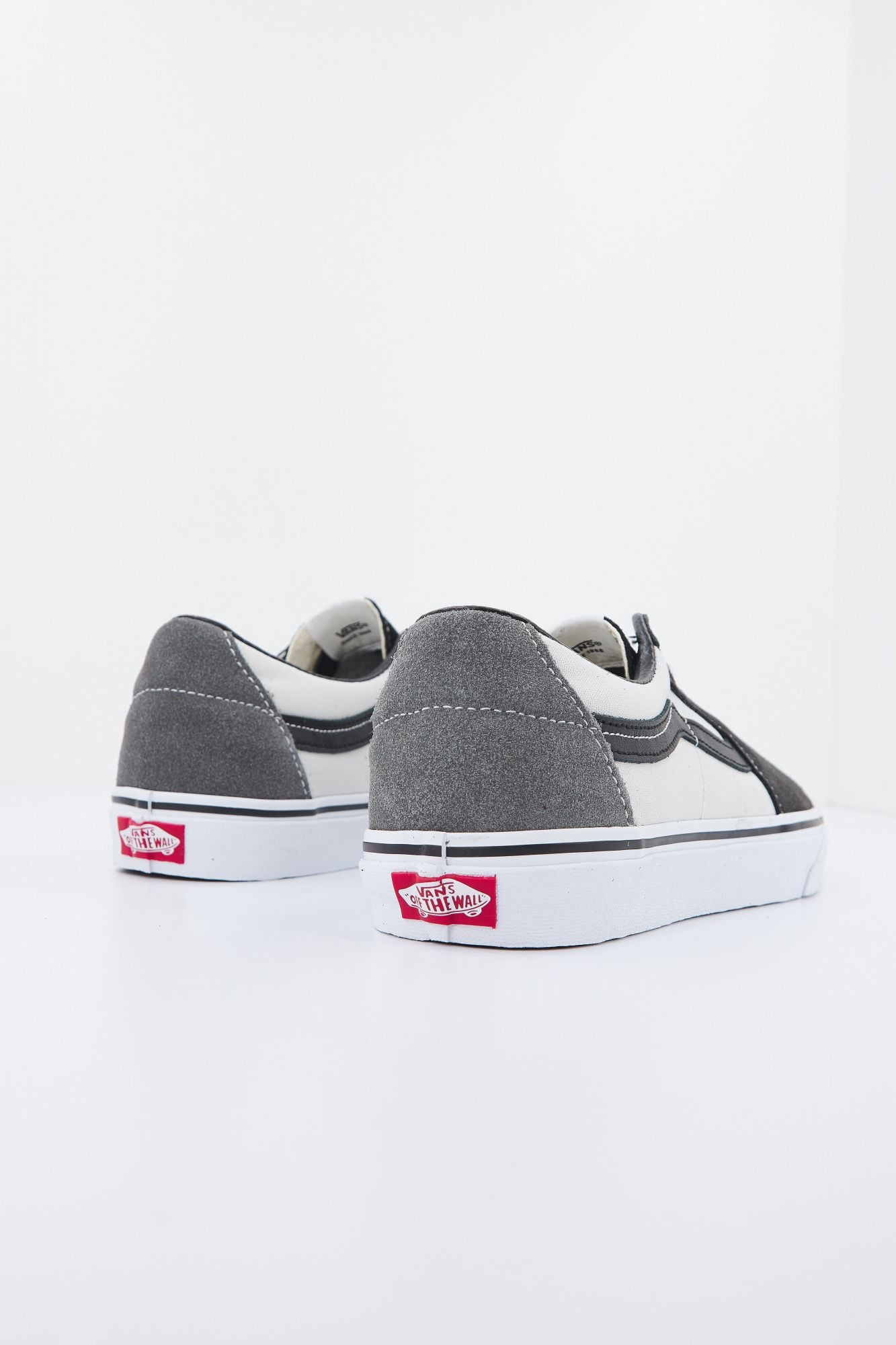 VANS UA SK8-LOW en color NEGRO (3)